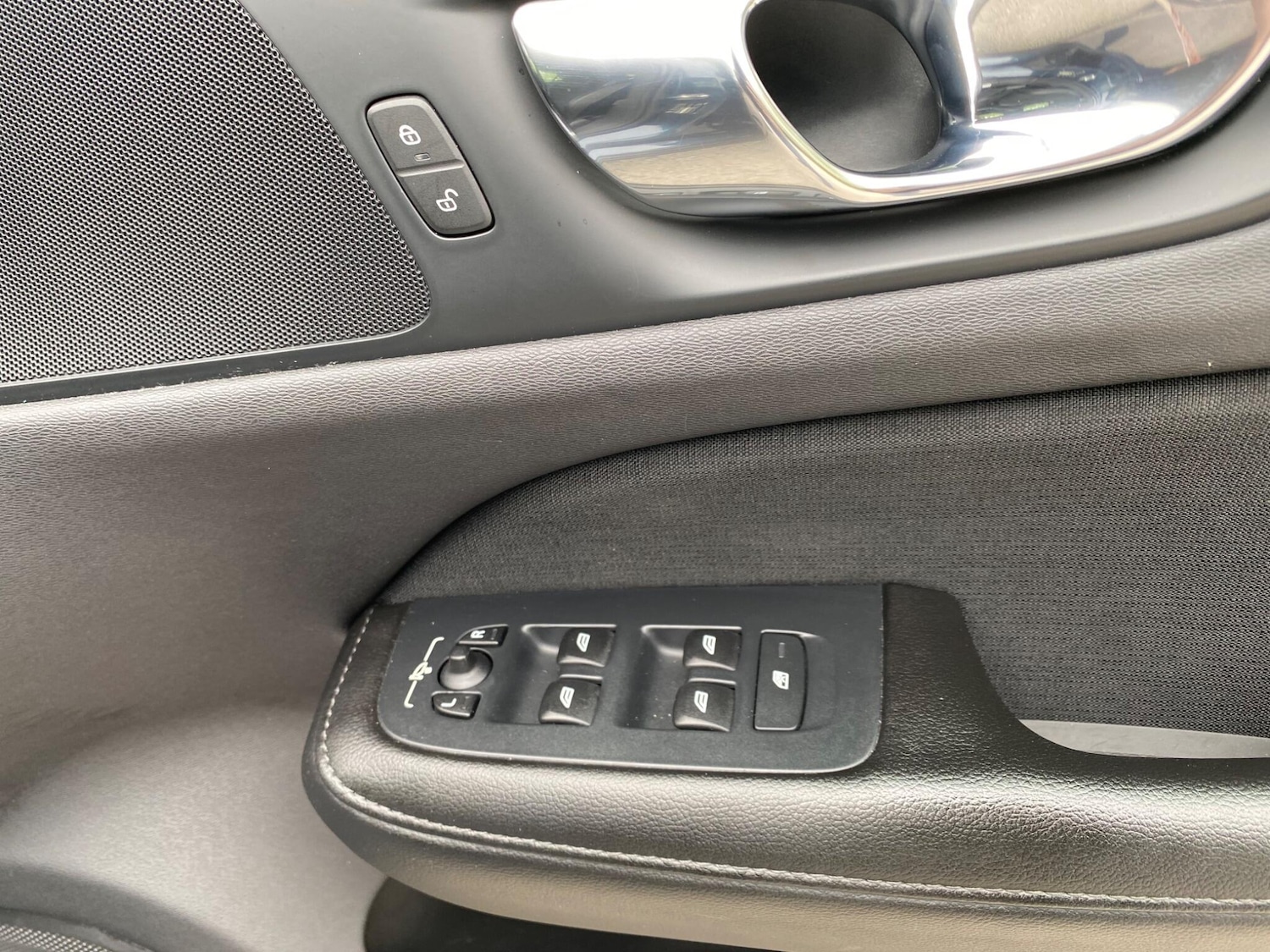 Used Volvo V60 2018 for sale - 78205175: Photo 31