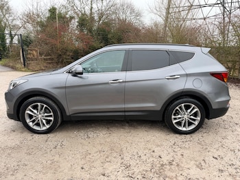 Used Hyundai Santa Fe 2017 for sale - 77203633: Photo