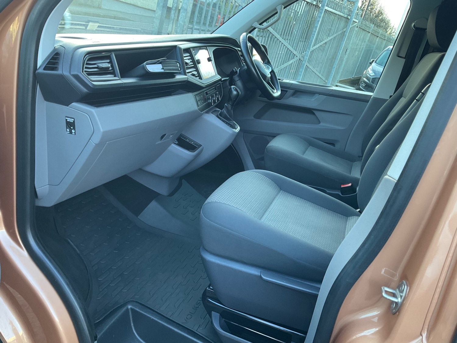 Used Volkswagen Transporter 2020 for sale - 76142442: Photo 2