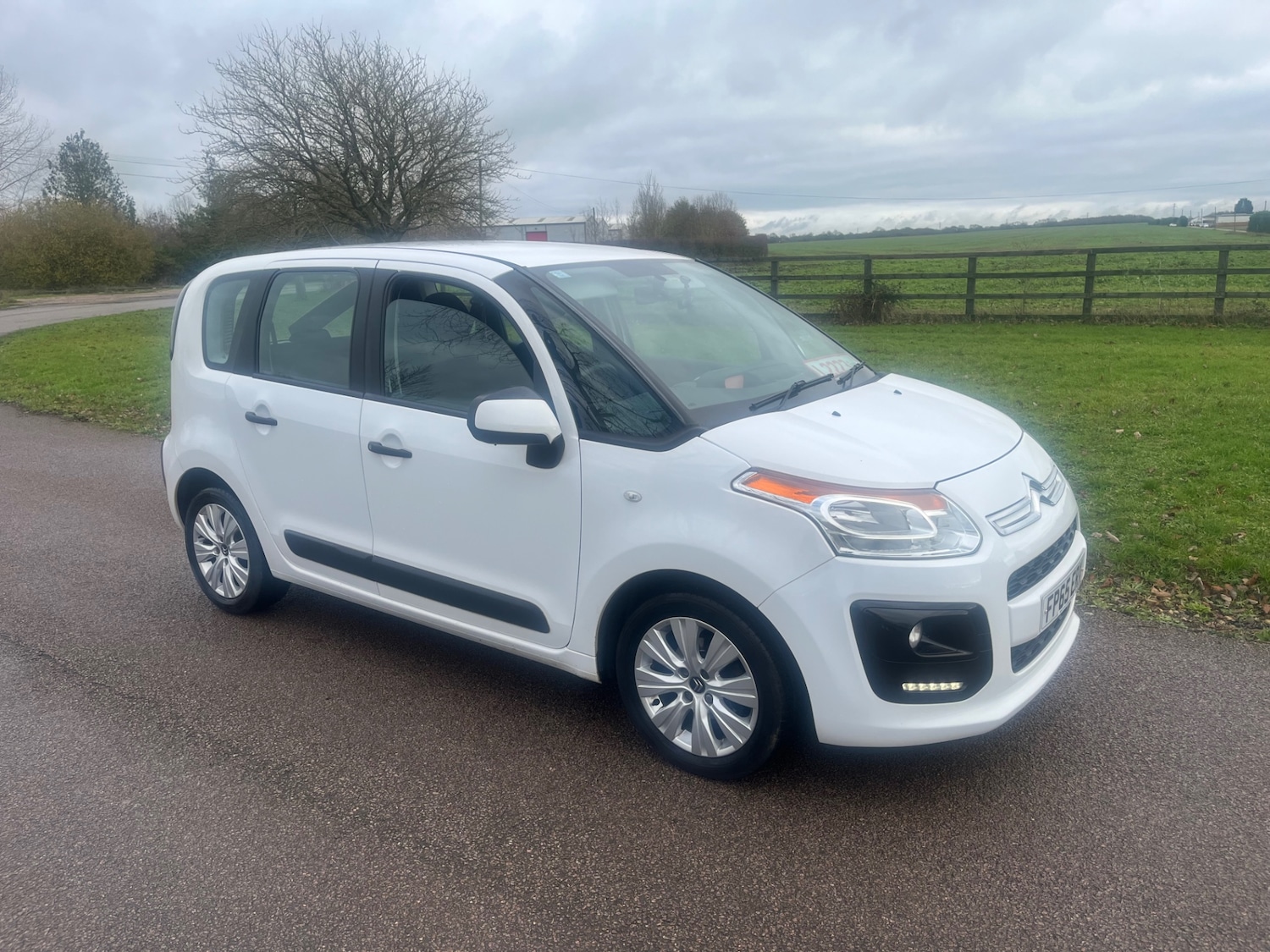 Used Citroen C3 Picasso 2015 for sale - 76682419: Photo 2