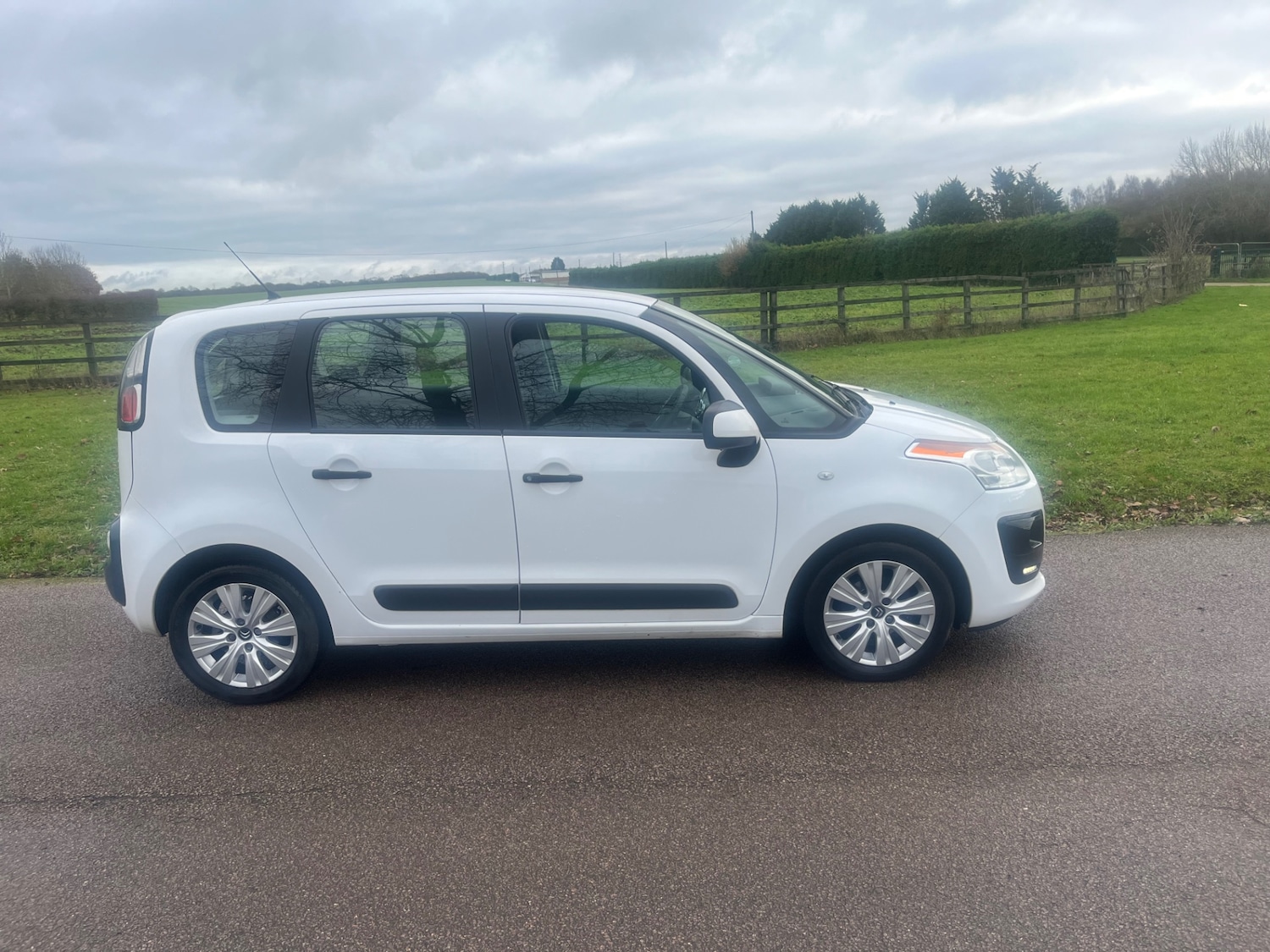 Used Citroen C3 Picasso 2015 for sale - 76682419: Photo 3