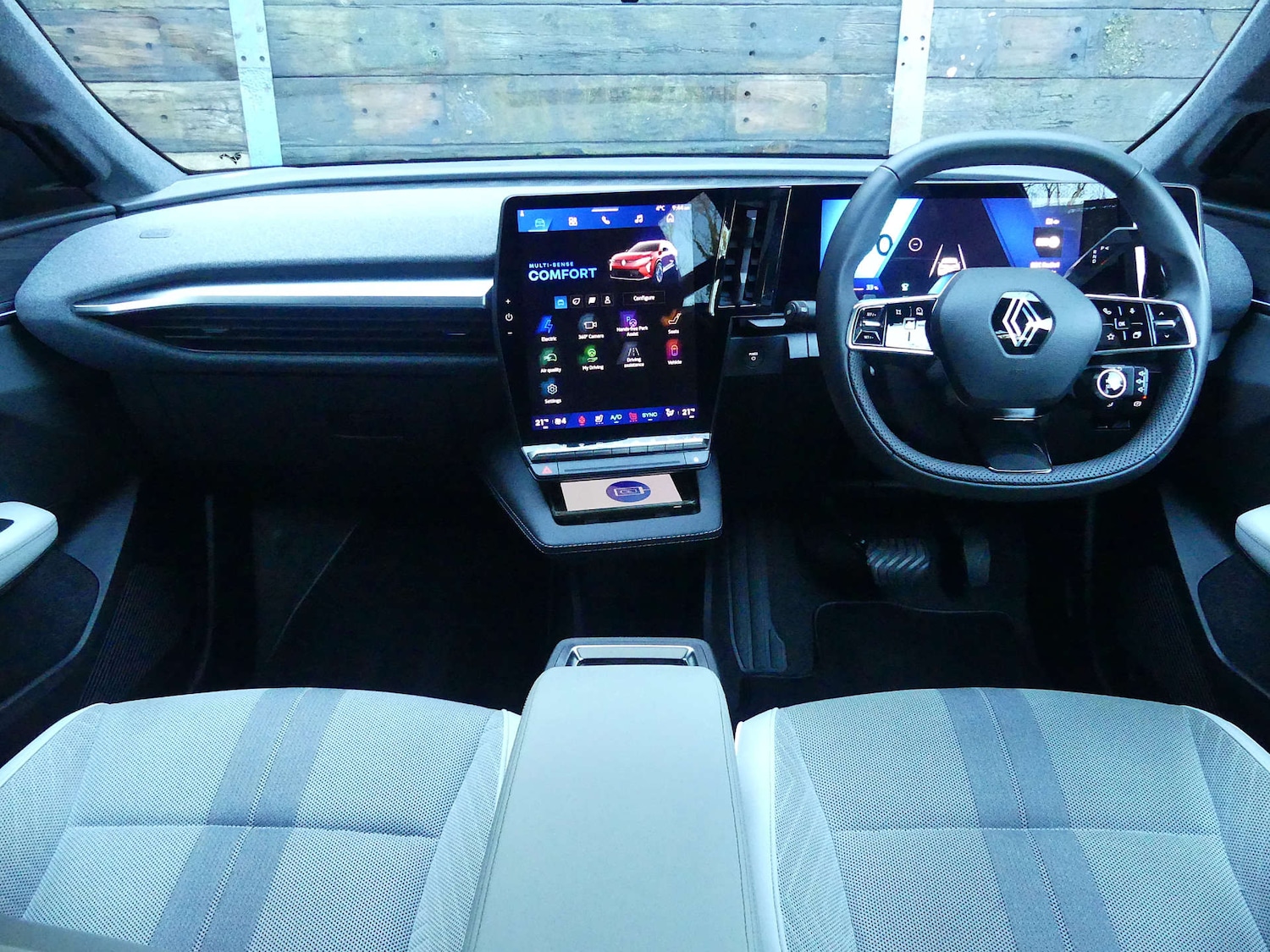 Used Renault Scenic E-Tech 2025 for sale - 76933025: Photo 2