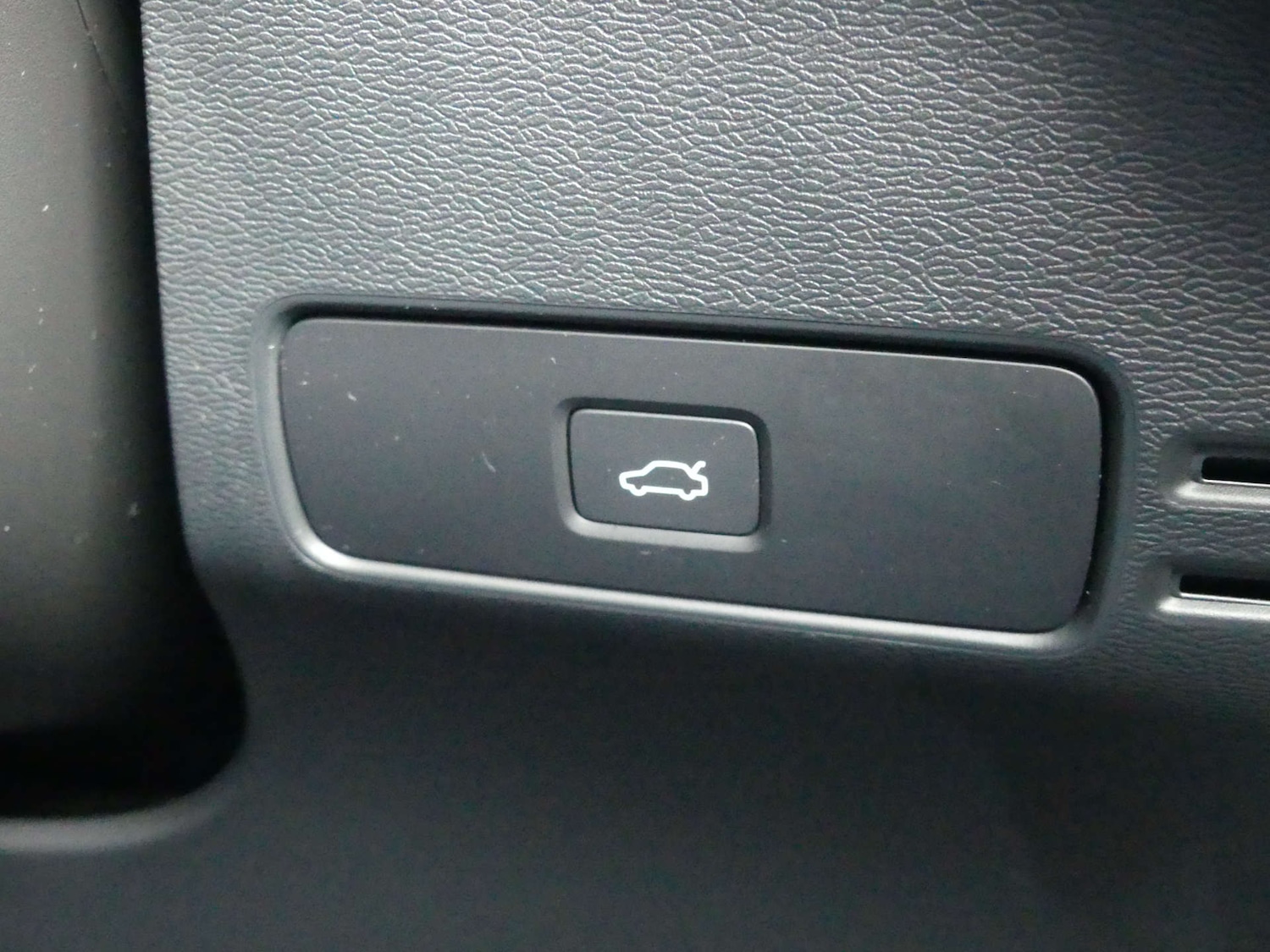 Used Volvo C40 2023 for sale - 76148239: Photo 80