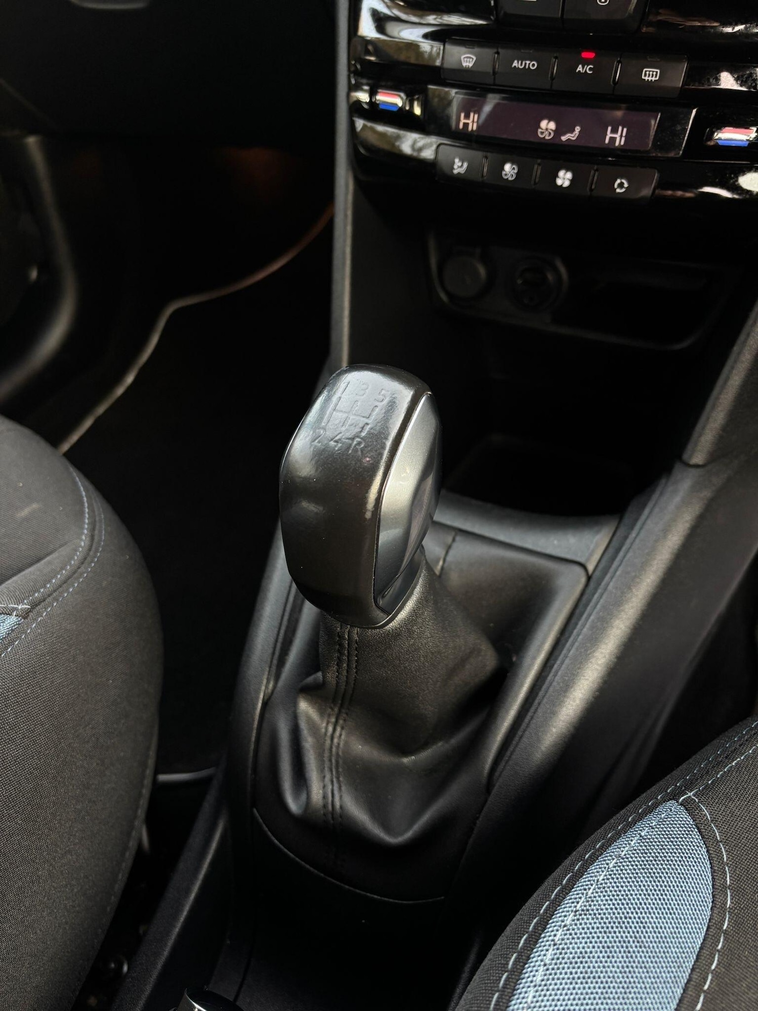 Used Peugeot 208 2012 for sale - 76666844: Photo 10