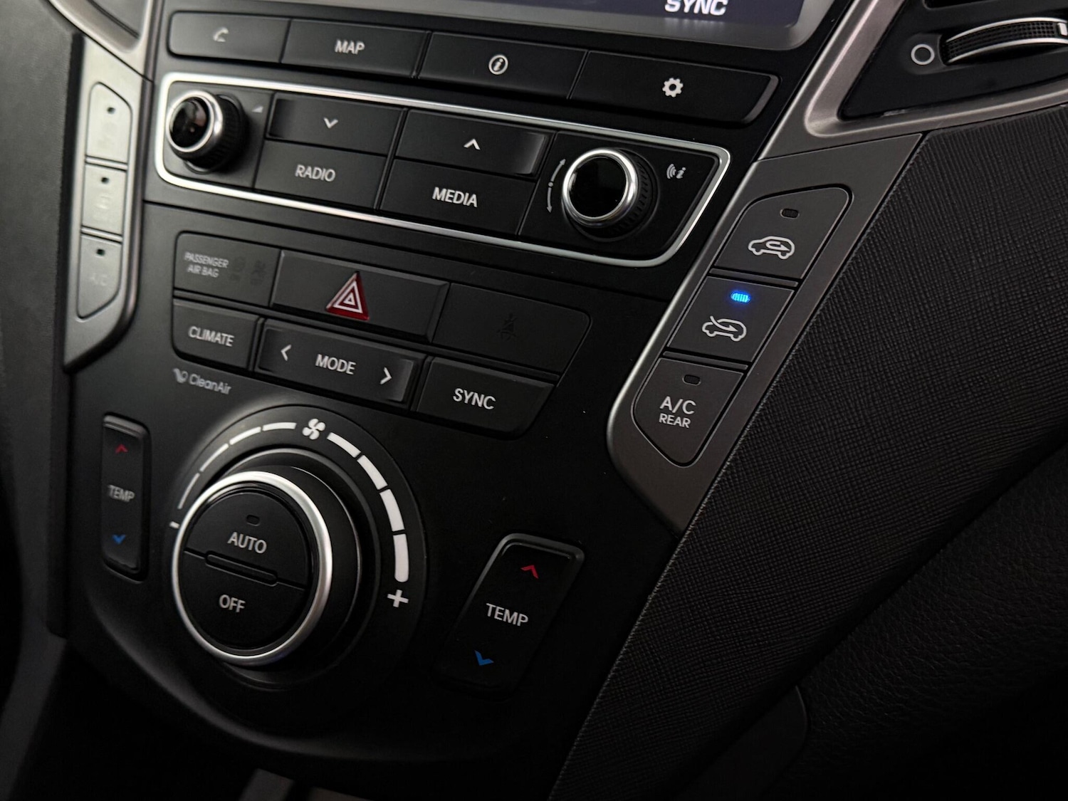 Used Hyundai Santa Fe 2015 for sale - 77222024: Photo 31