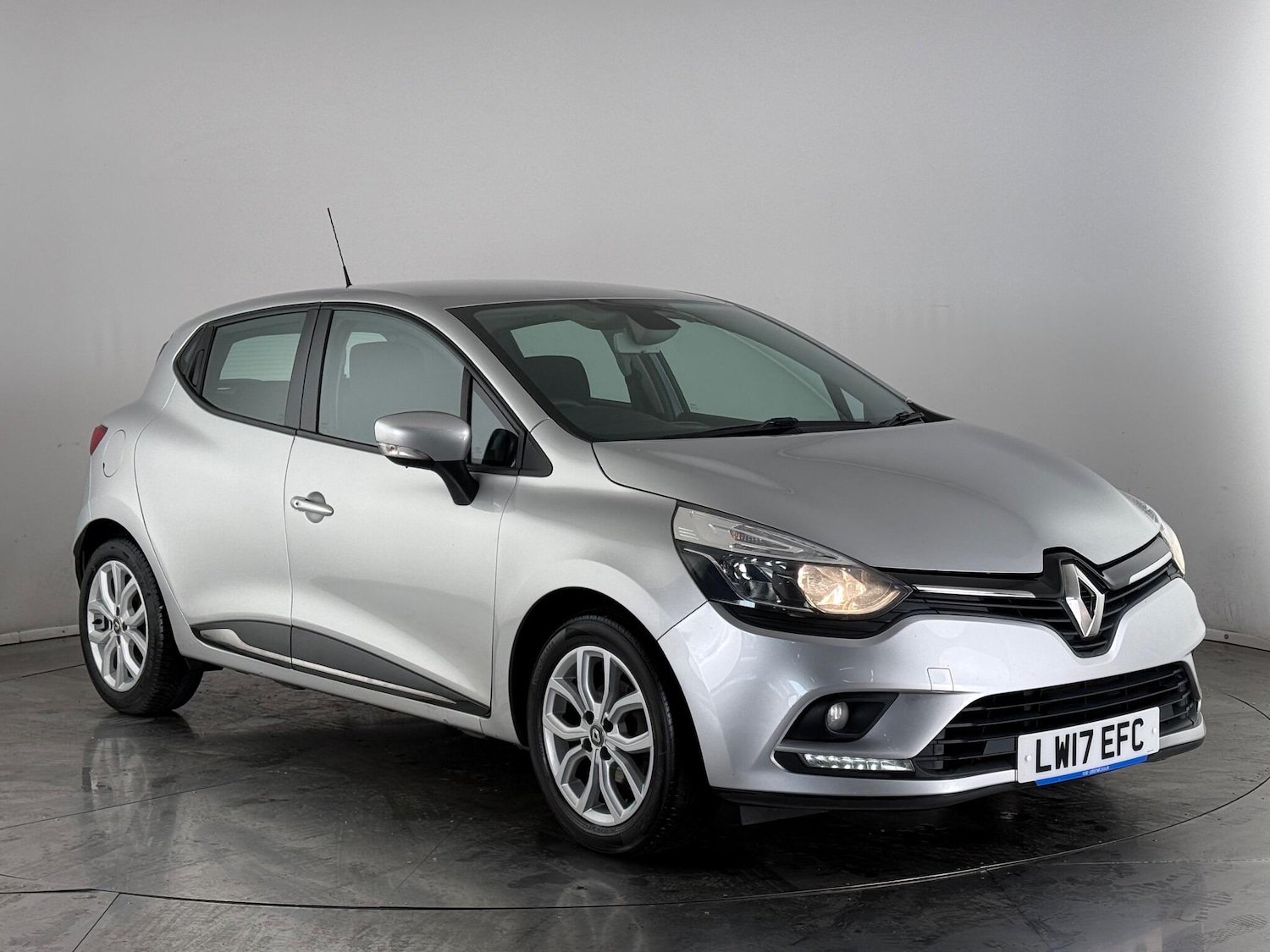 Used Renault Clio 2017 for sale - 76467252: Photo 1