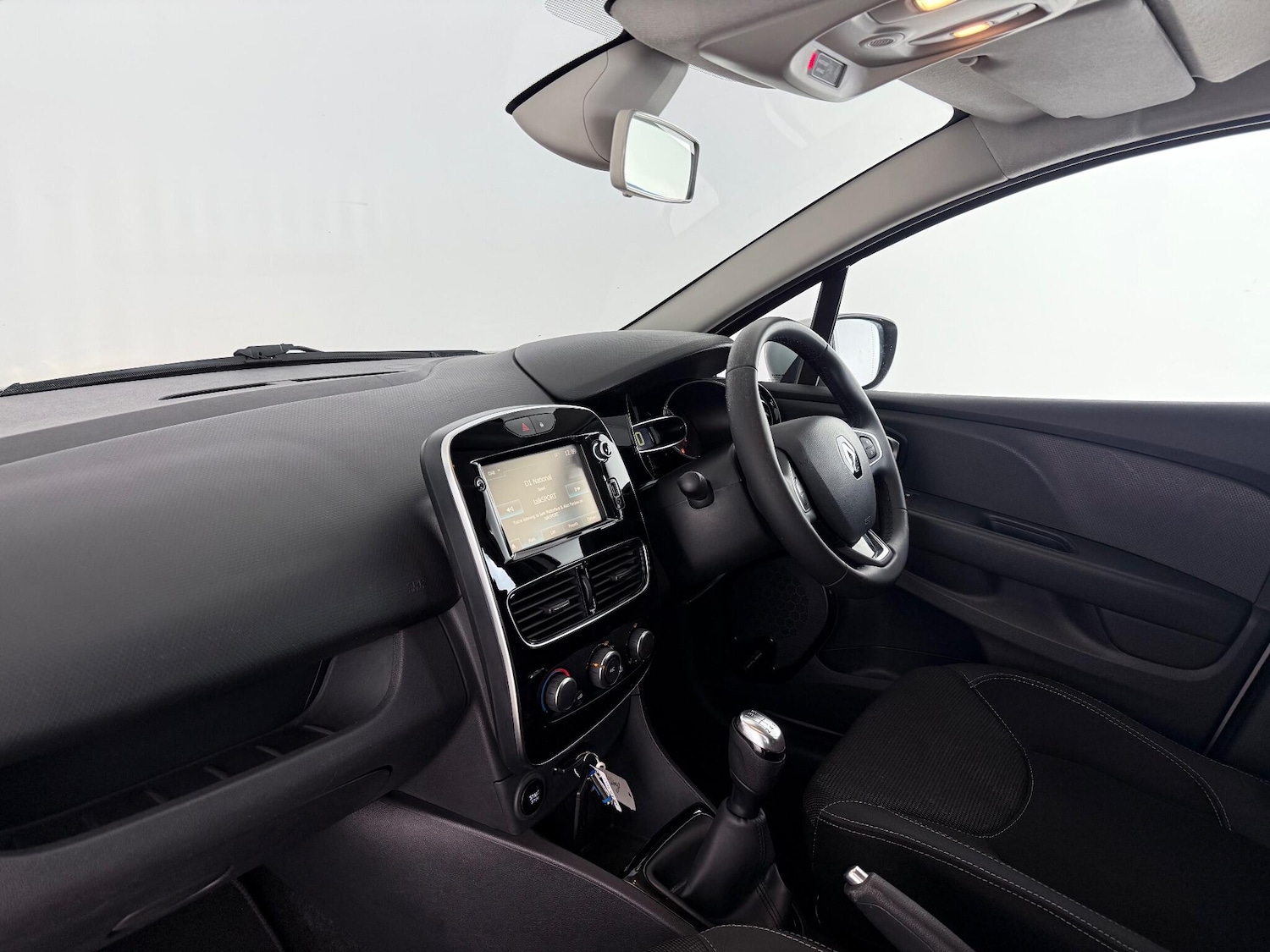 Used Renault Clio 2017 for sale - 76467252: Photo 17