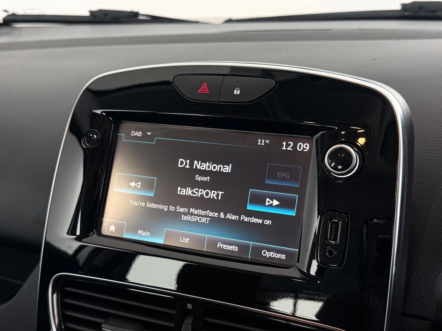 Used Renault Clio 2017 for sale - 76467252: Photo 28