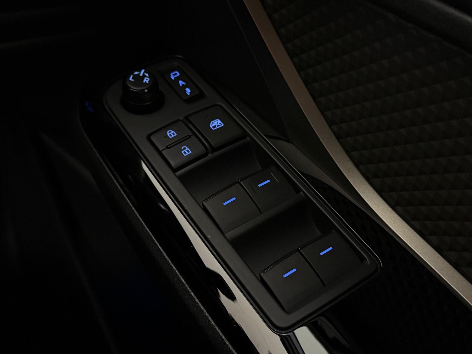 Used Toyota C-HR 2021 for sale - 77260150: Photo 24