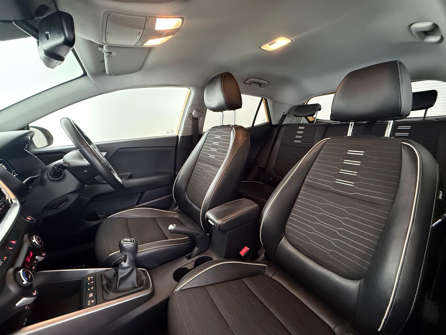 Used Kia Stonic 2024 for sale - 76466684: Photo 18