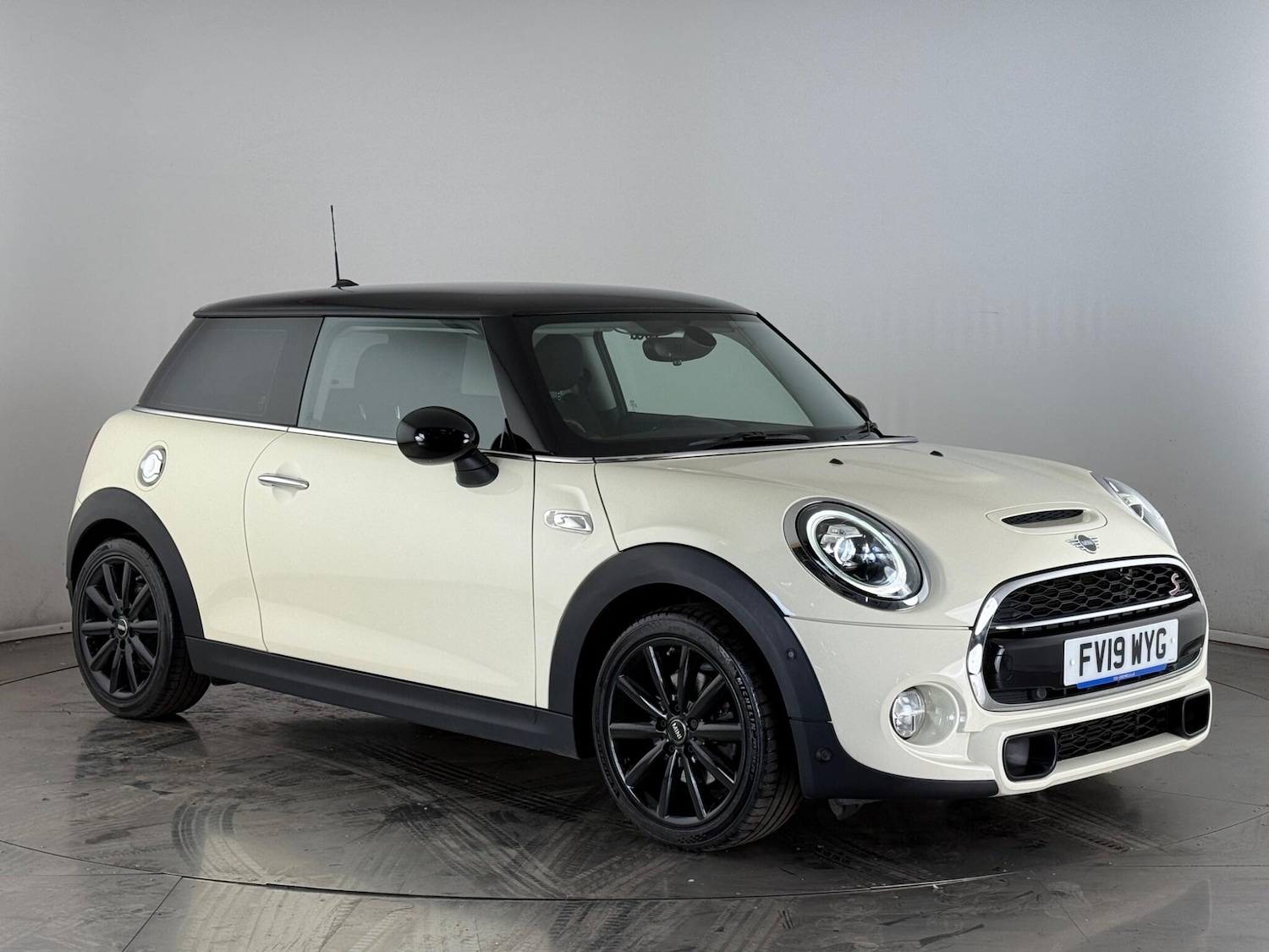 Used MINI Hatch 2019 for sale - 76467178: Photo 1