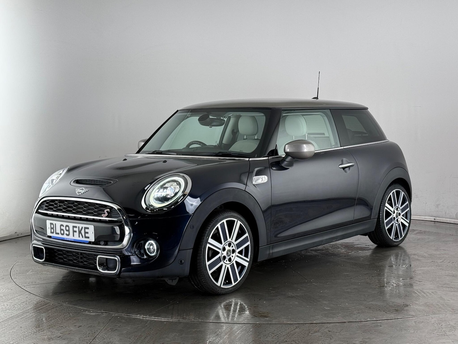 Used MINI Hatch 2019 for sale - 77246335: Photo 2