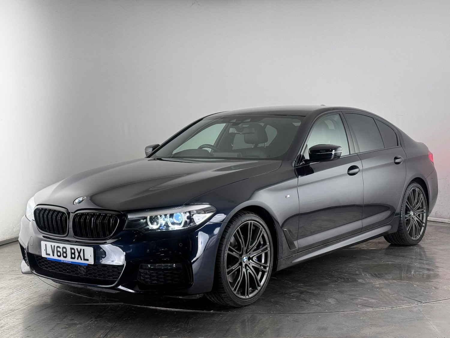 Used BMW 5 Series 2018 for sale - 77182358: Photo 2