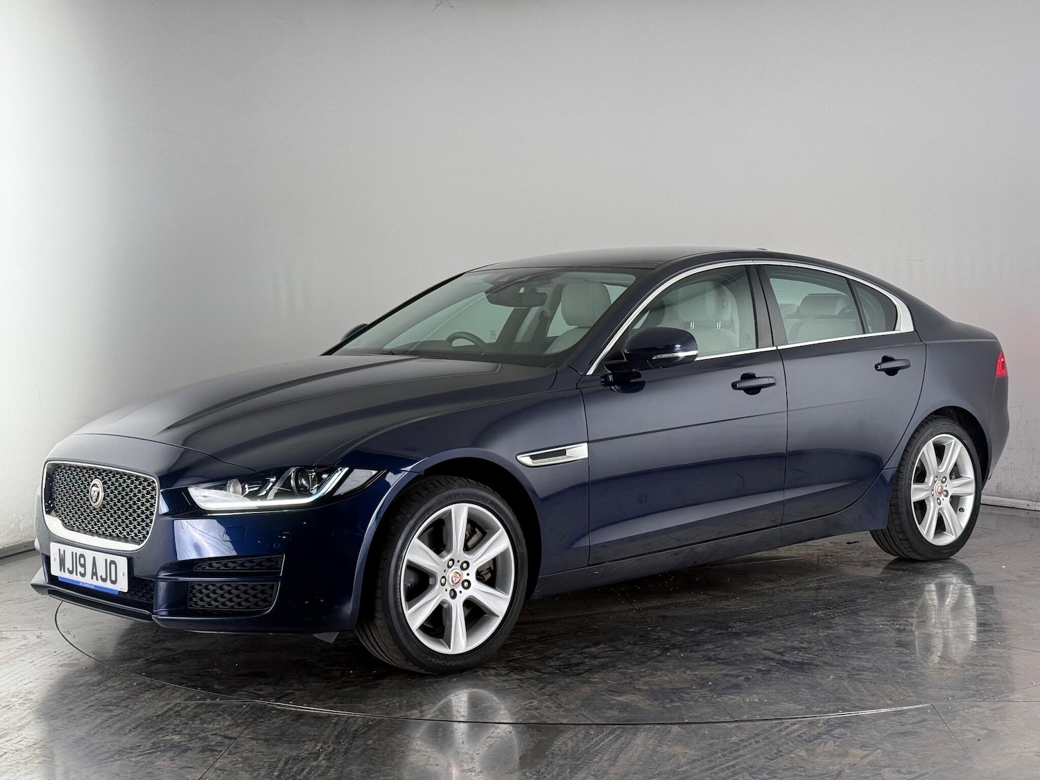 Used Jaguar XE 2019 for sale - 77182935: Photo 2