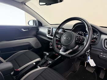 Used Kia Stonic 2020 for sale - 77940885: Photo