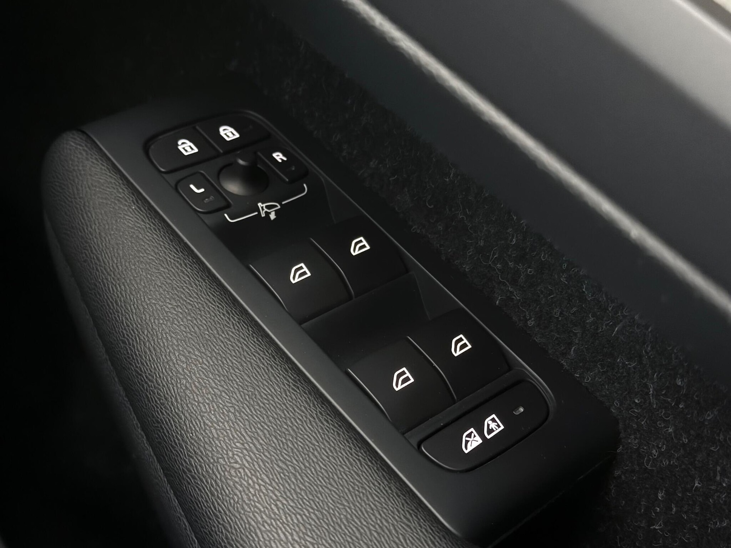 Used Volvo XC40 2018 for sale - 77260211: Photo 35