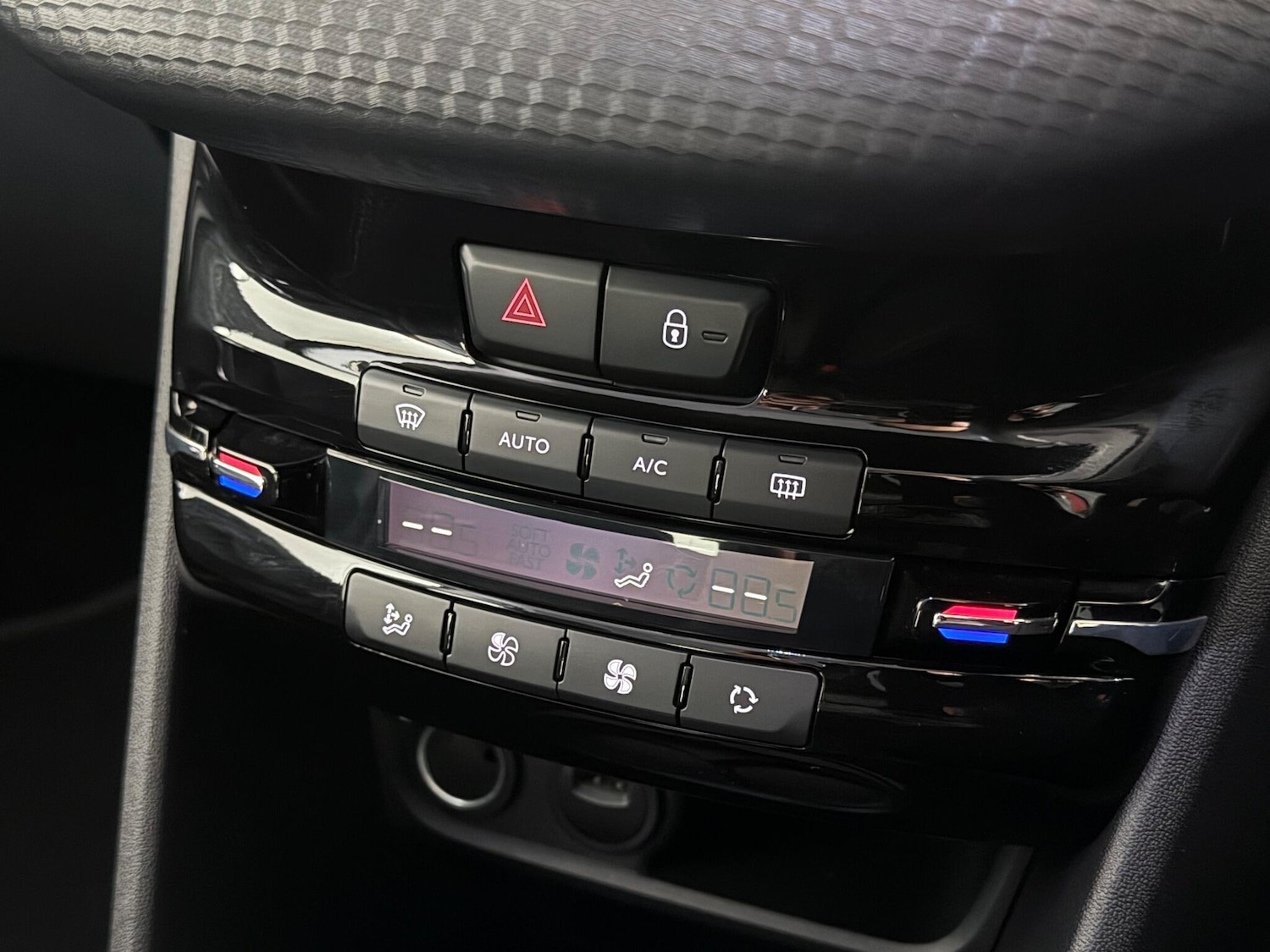 Used Peugeot 208 2018 for sale - 77216910: Photo 32