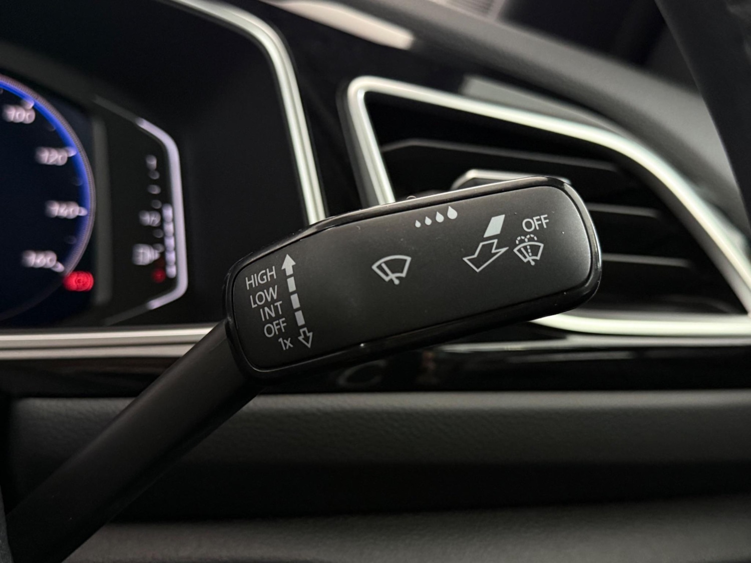 Used Volkswagen T-Roc 2023 for sale - 77216963: Photo 28