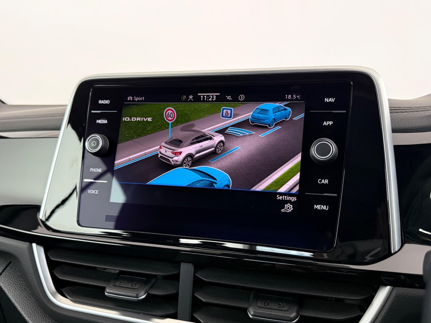 Used Volkswagen T-Roc 2023 for sale - 77216963: Photo 34