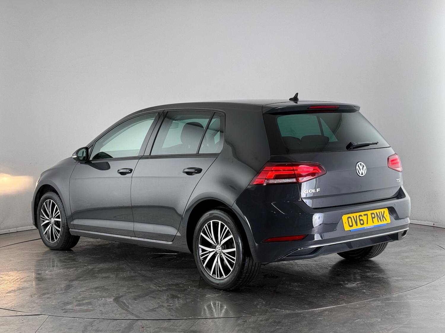 Used Volkswagen Golf 2017 for sale - 76752801: Photo 4
