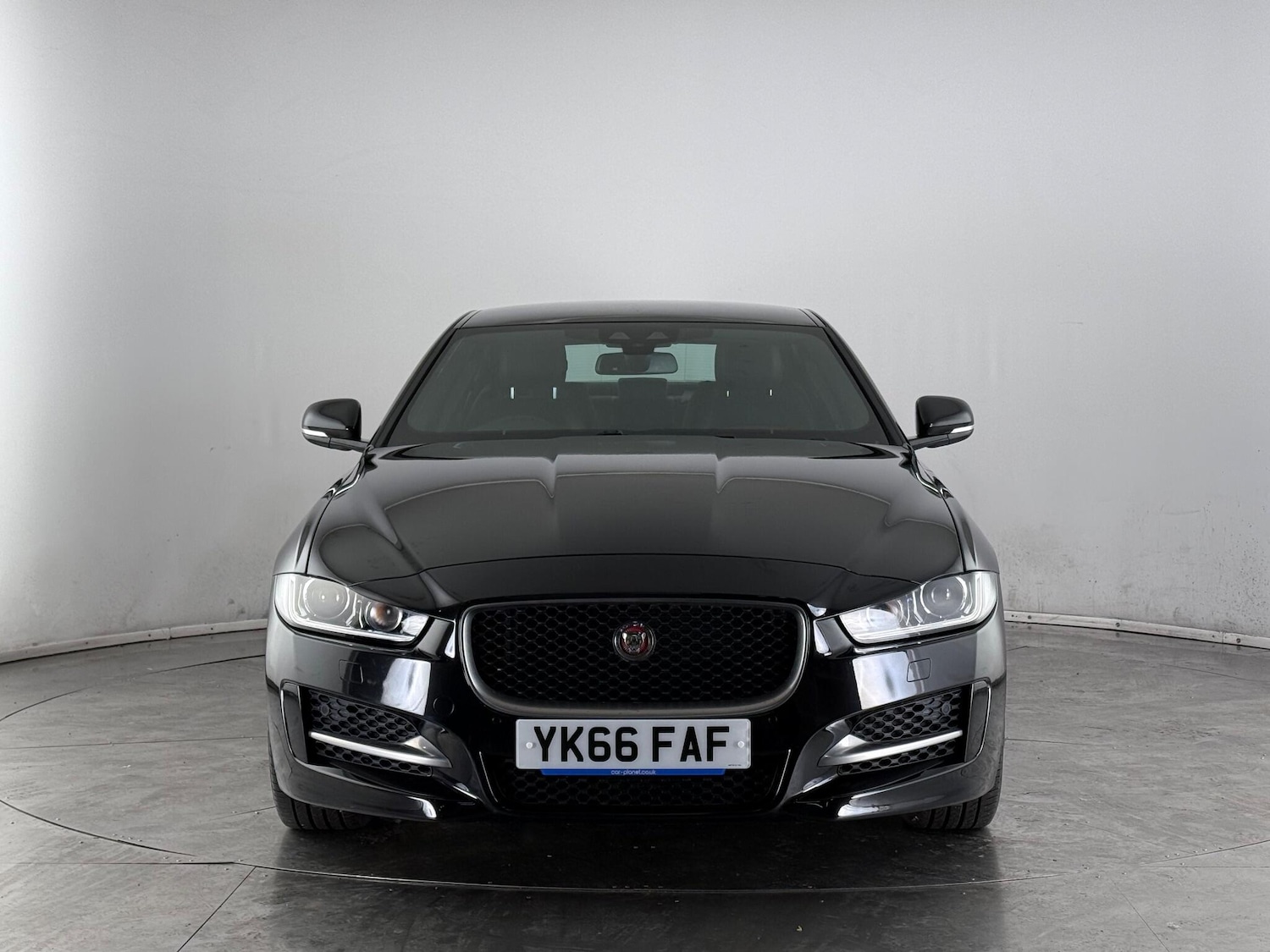 Used Jaguar XE 2016 for sale - 77182960: Photo 2