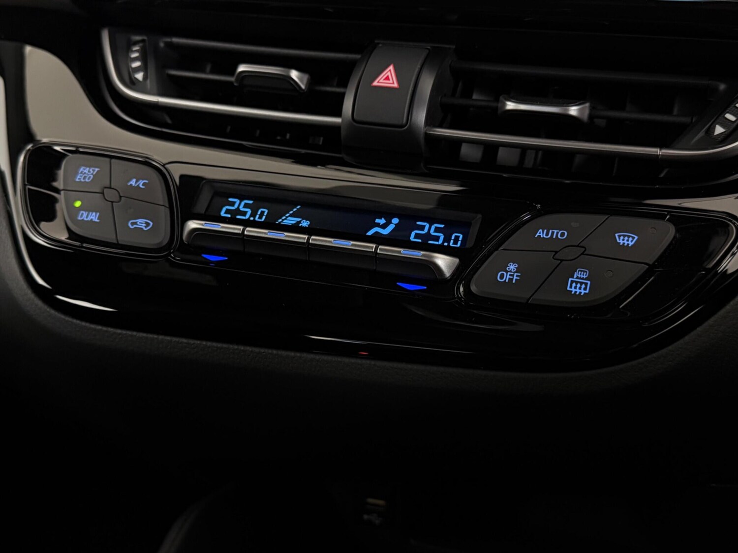 Used Toyota C-HR 2023 for sale - 77940882: Photo 24