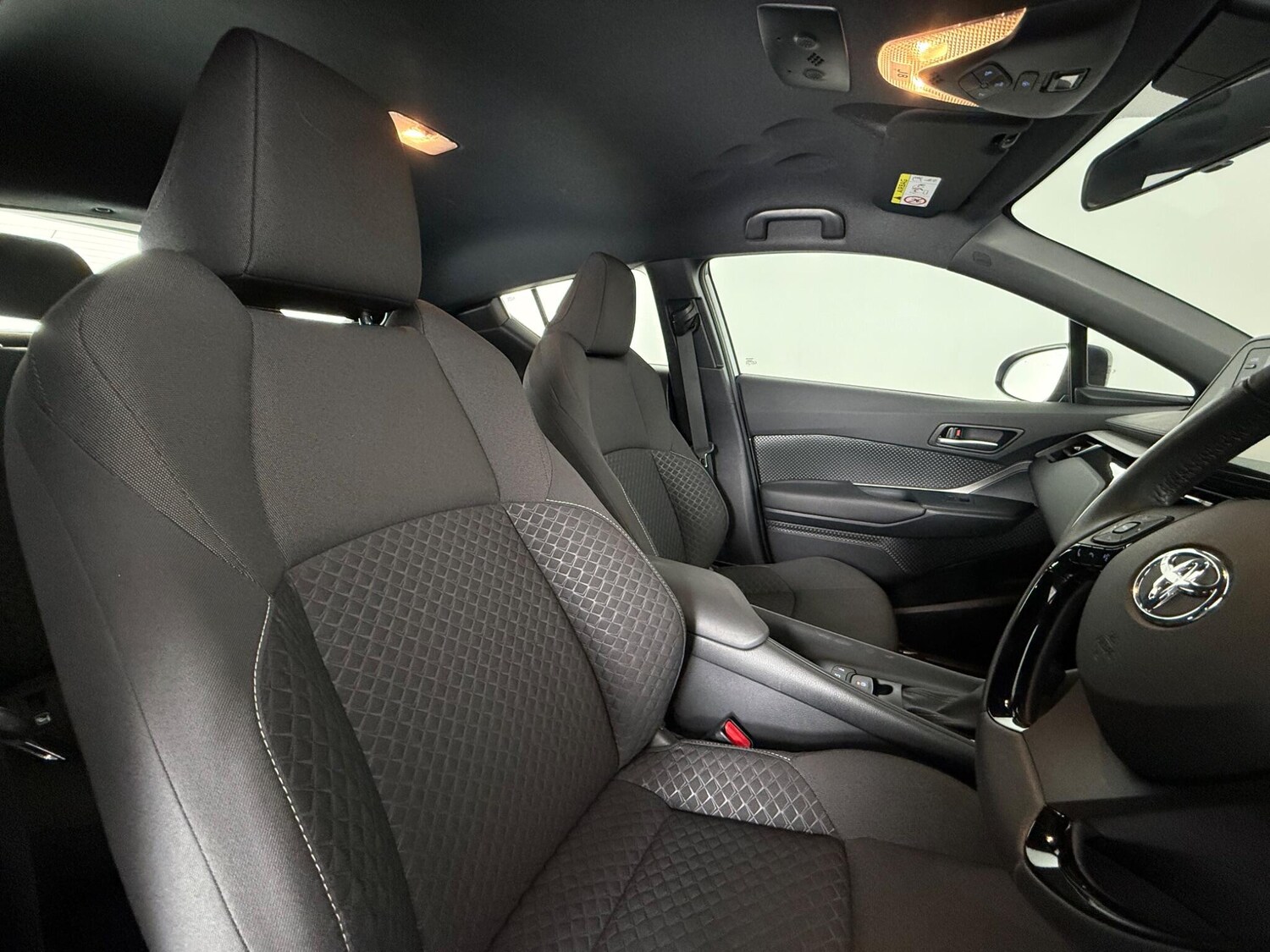 Used Toyota C-HR 2023 for sale - 77940882: Photo 7