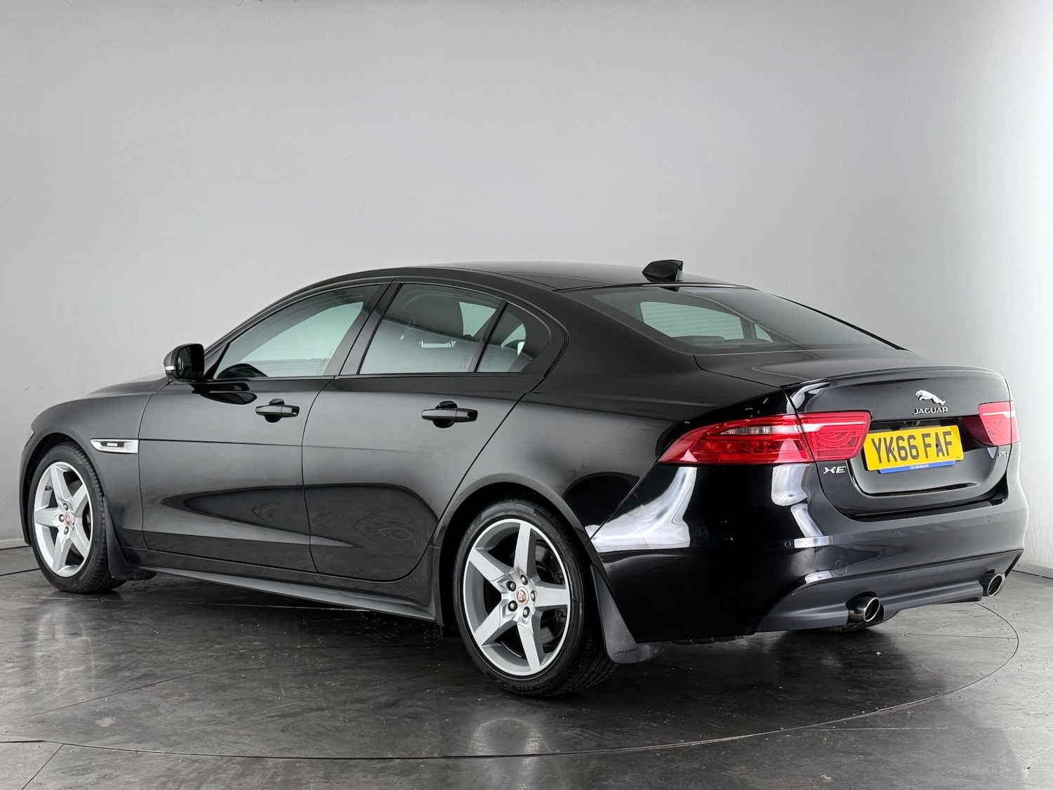 Used Jaguar XE 2016 for sale - 77259649: Photo 4