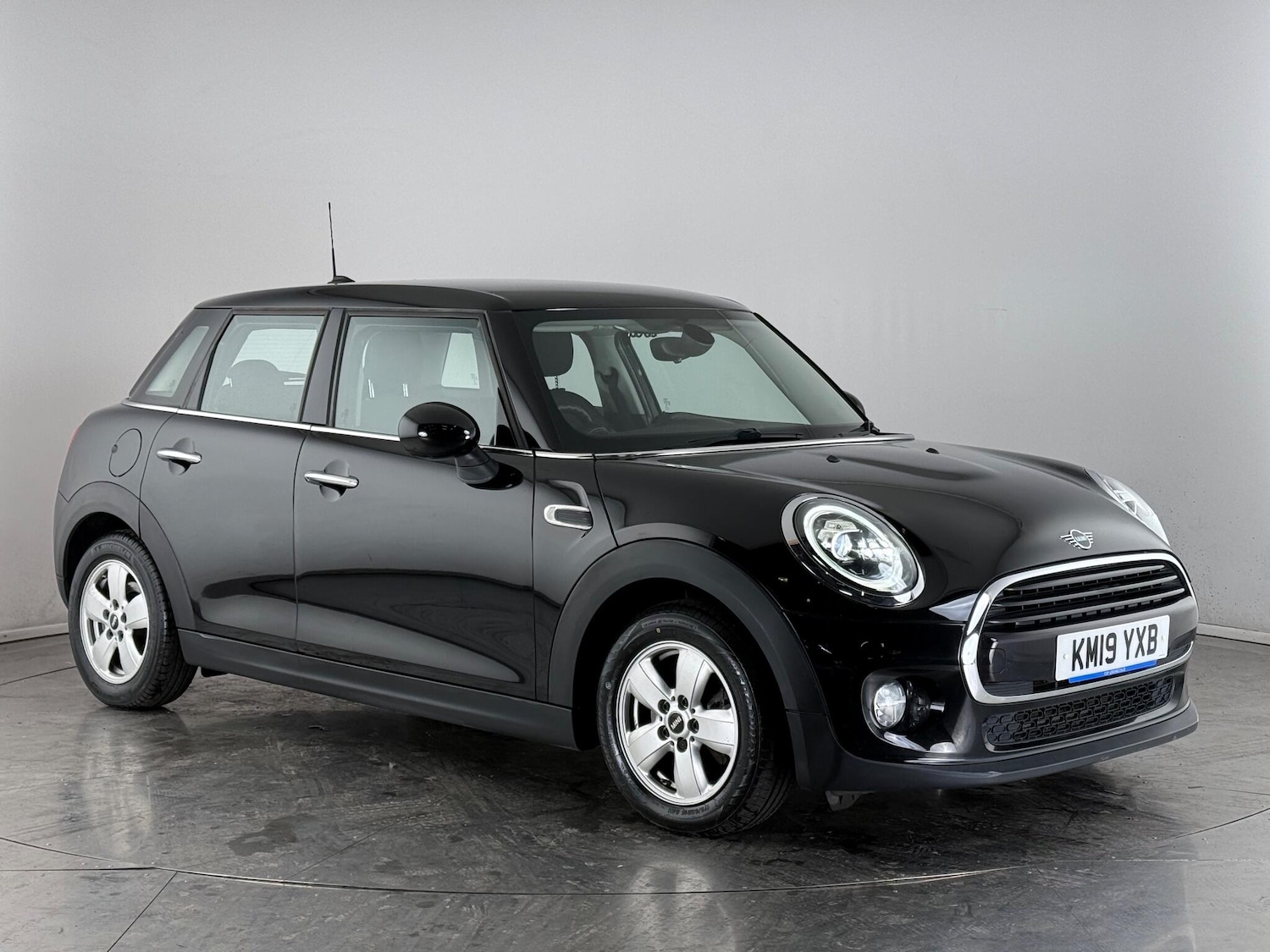 Used MINI Hatch 2019 for sale - 76688817: Photo 1