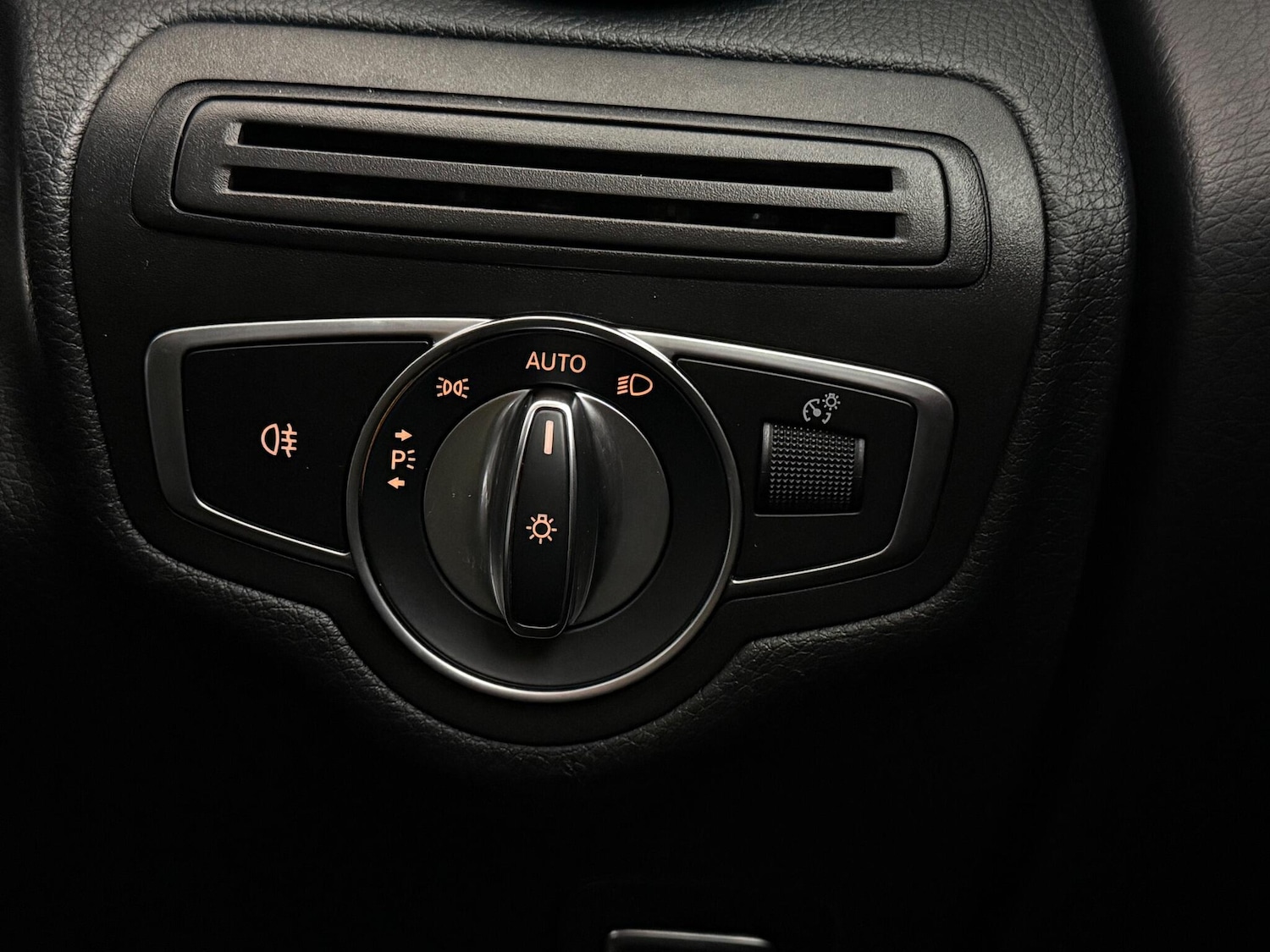 Used Mercedes-Benz GLC 2018 for sale - 77243582: Photo 33