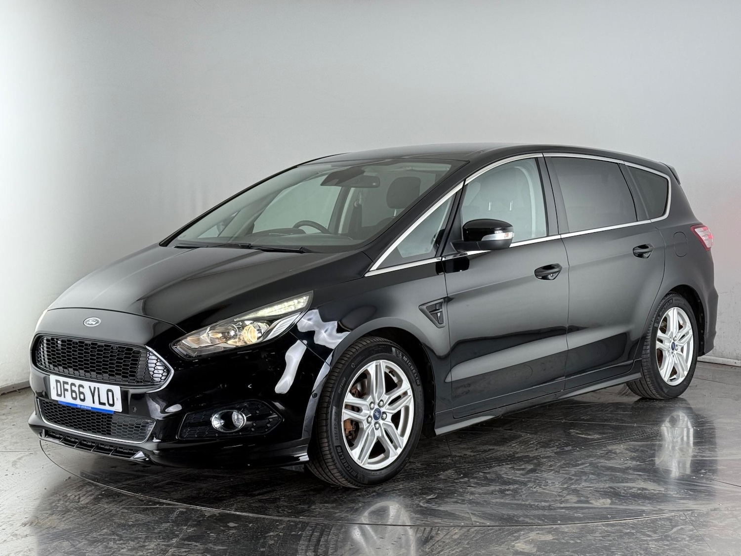 Used Ford S-Max 2017 for sale - 77182416: Photo 2