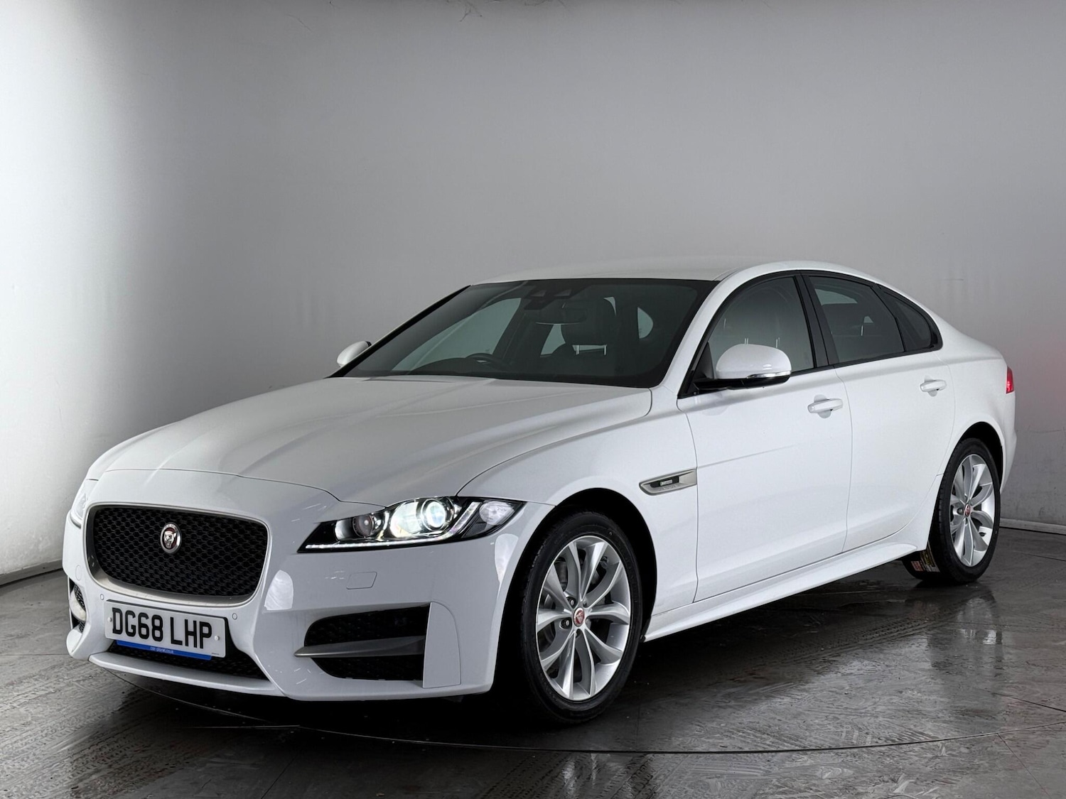 Used Jaguar XF 2018 for sale - 77497652: Photo 2