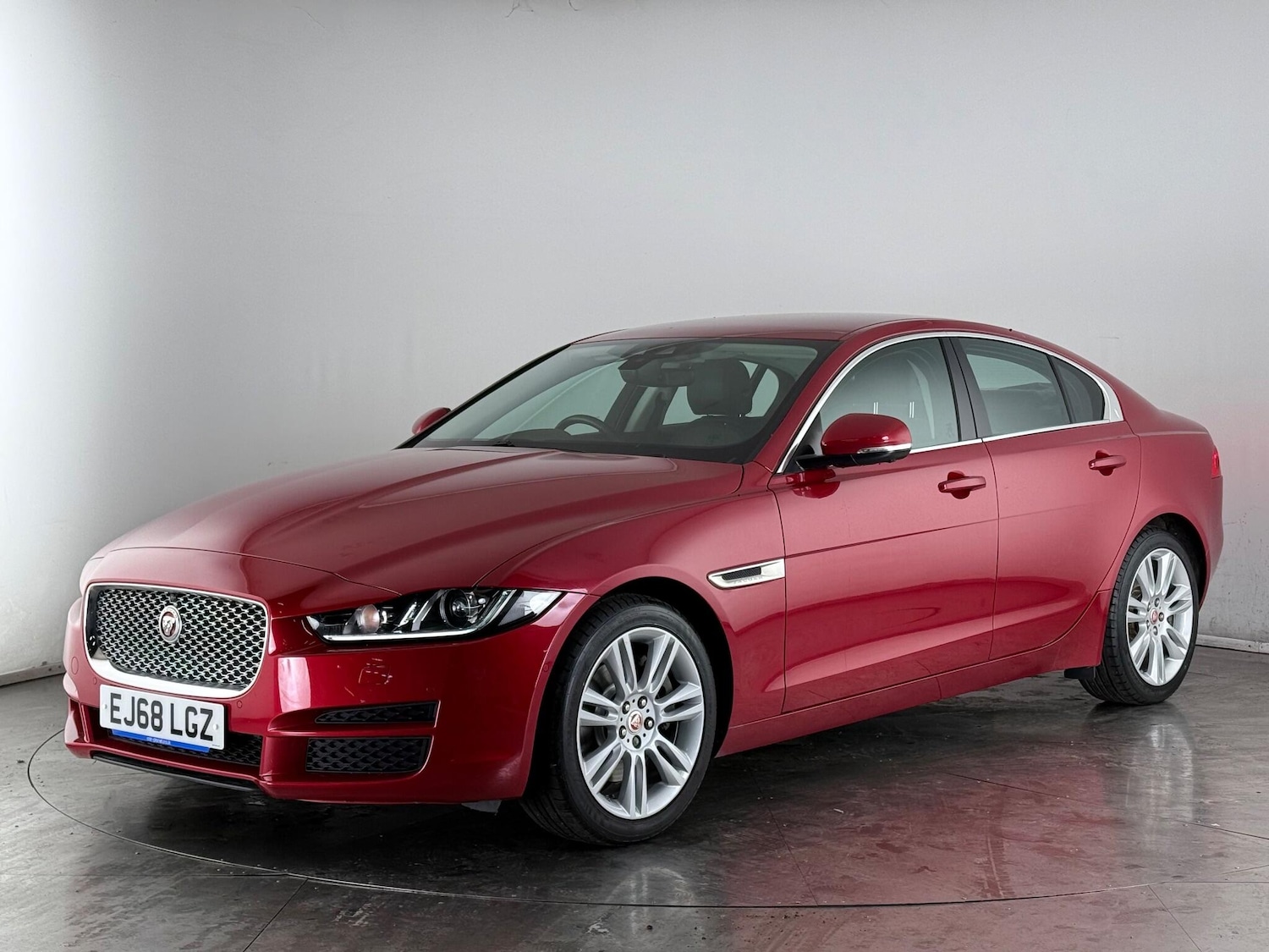Used Jaguar XE 2018 for sale - 77260532: Photo 3