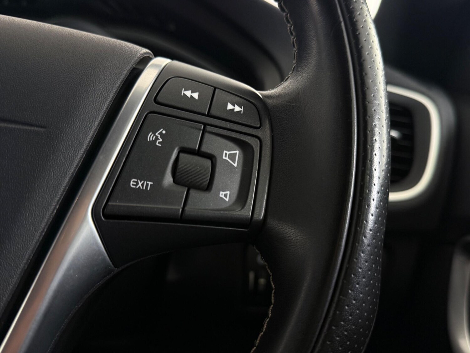 Used Volvo V40 2018 for sale - 77371889: Photo 18