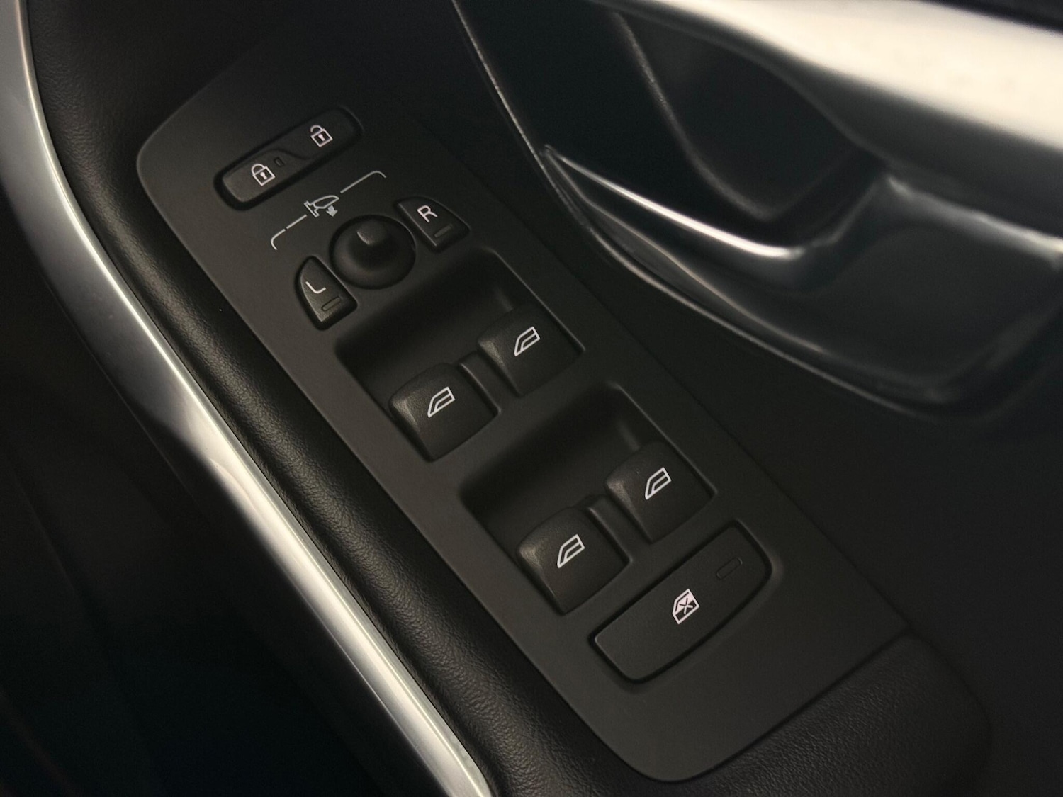 Used Volvo V40 2018 for sale - 77371889: Photo 22