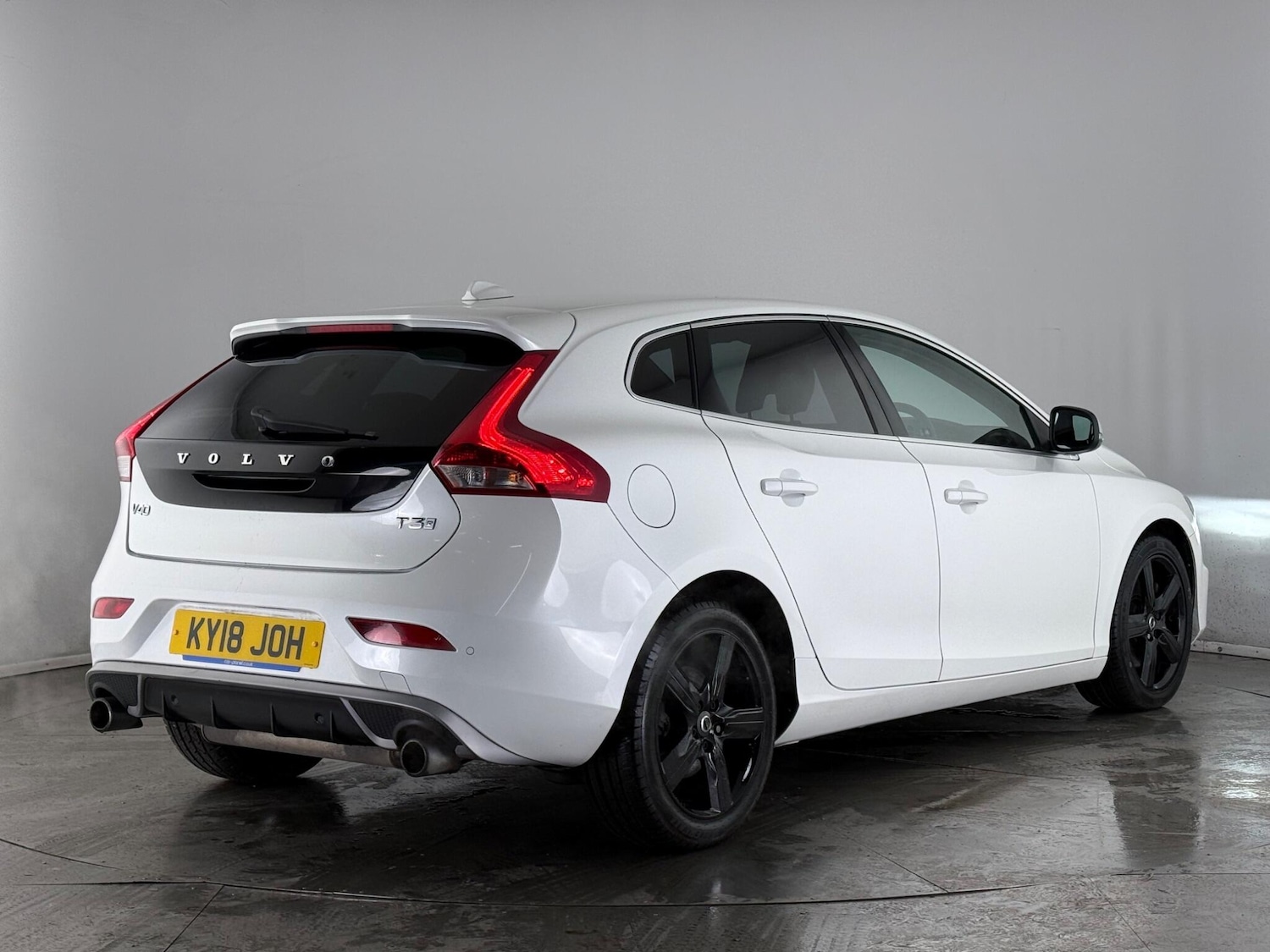 Used Volvo V40 2018 for sale - 77371889: Photo 3