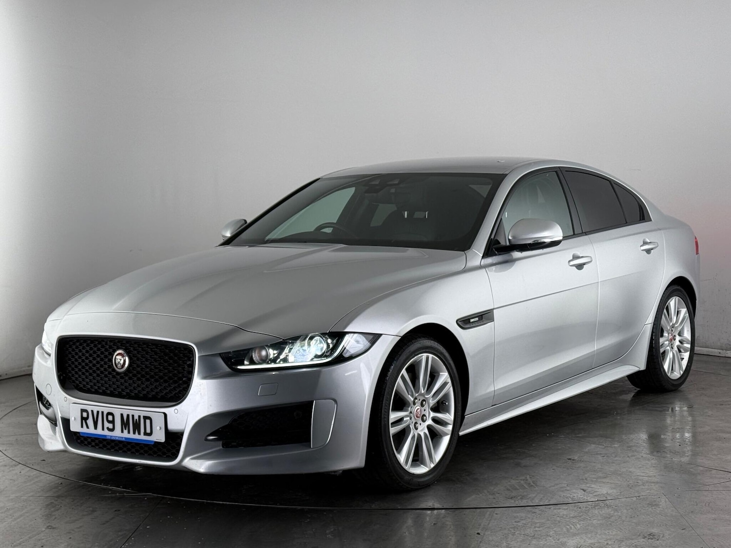 Used Jaguar XE 2019 for sale - 77183022: Photo 2