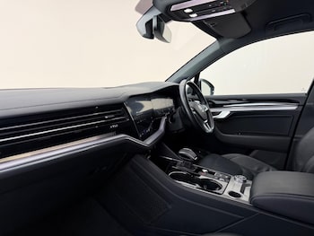 Used Volkswagen Touareg 2018 for sale - 79445601: Photo