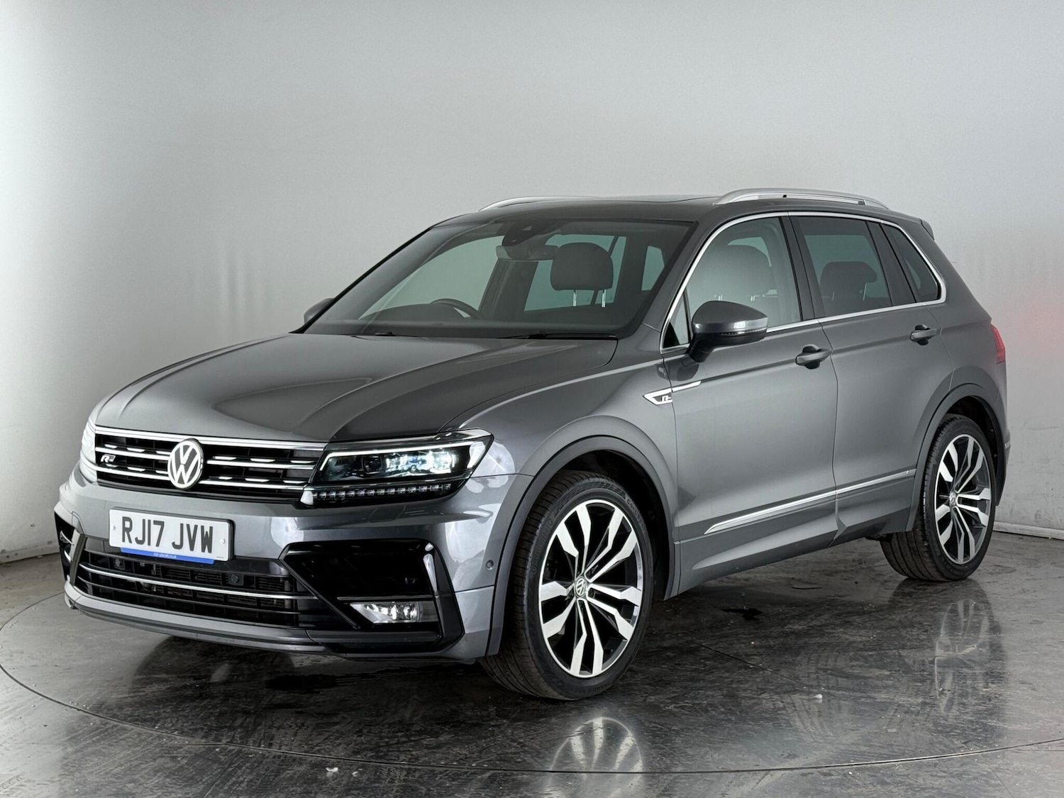 Used Volkswagen Tiguan 2017 for sale - 77243090: Photo 2