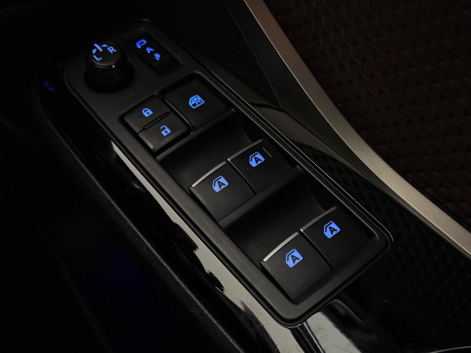 Used Toyota C-HR 2018 for sale - 77497641: Photo 30