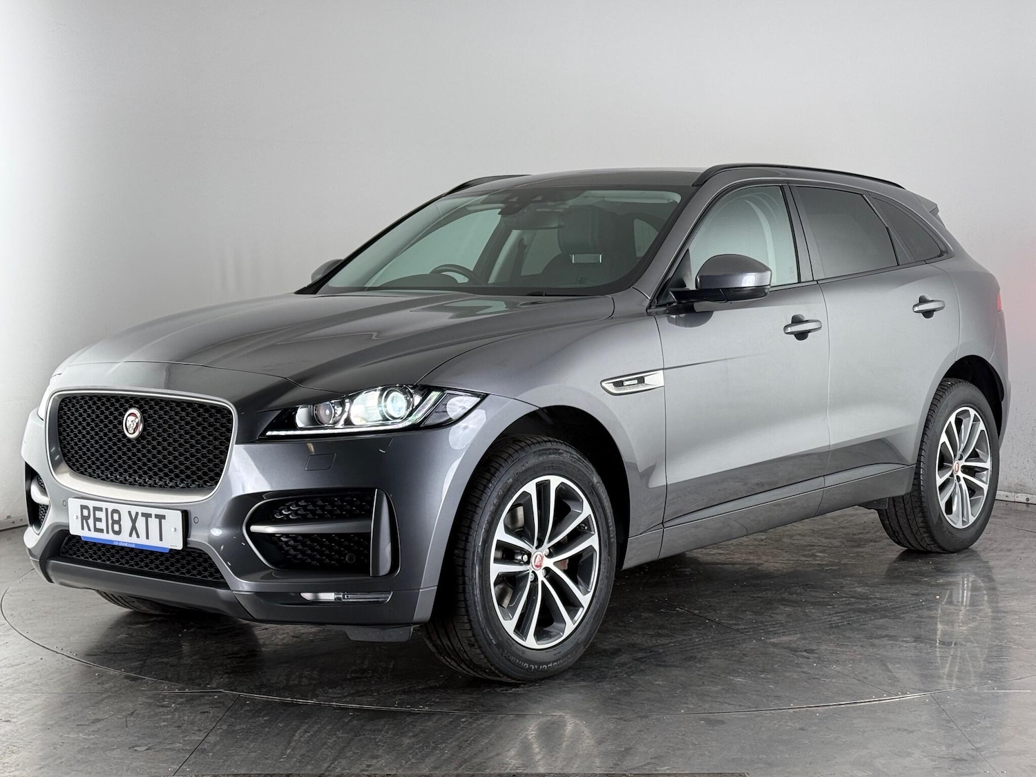 Used Jaguar F-Pace 2018 for sale - 76608288: Photo 4