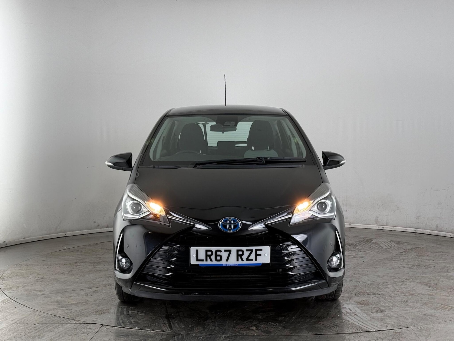 Used Toyota Yaris 2017 for sale - 77217338: Photo 2