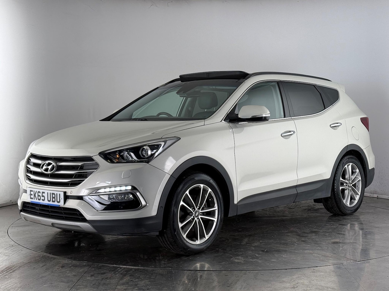 Used Hyundai Santa Fe 2015 for sale - 77629865: Photo 3