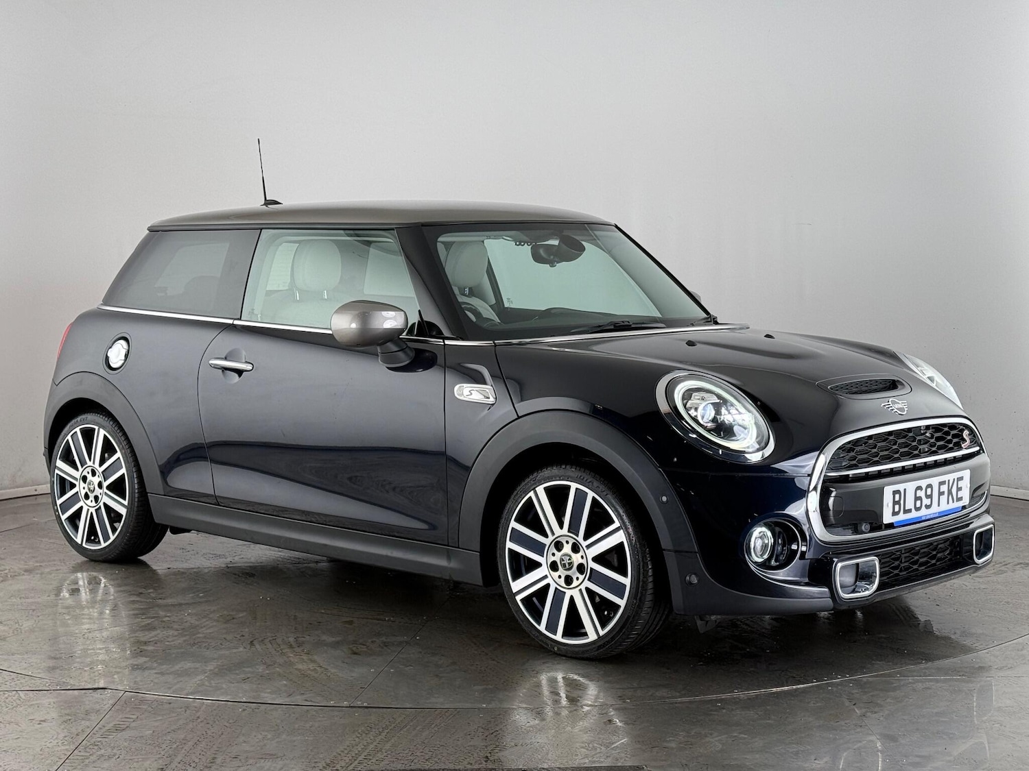 Used MINI Hatch 2019 for sale - 77183084: Photo 1