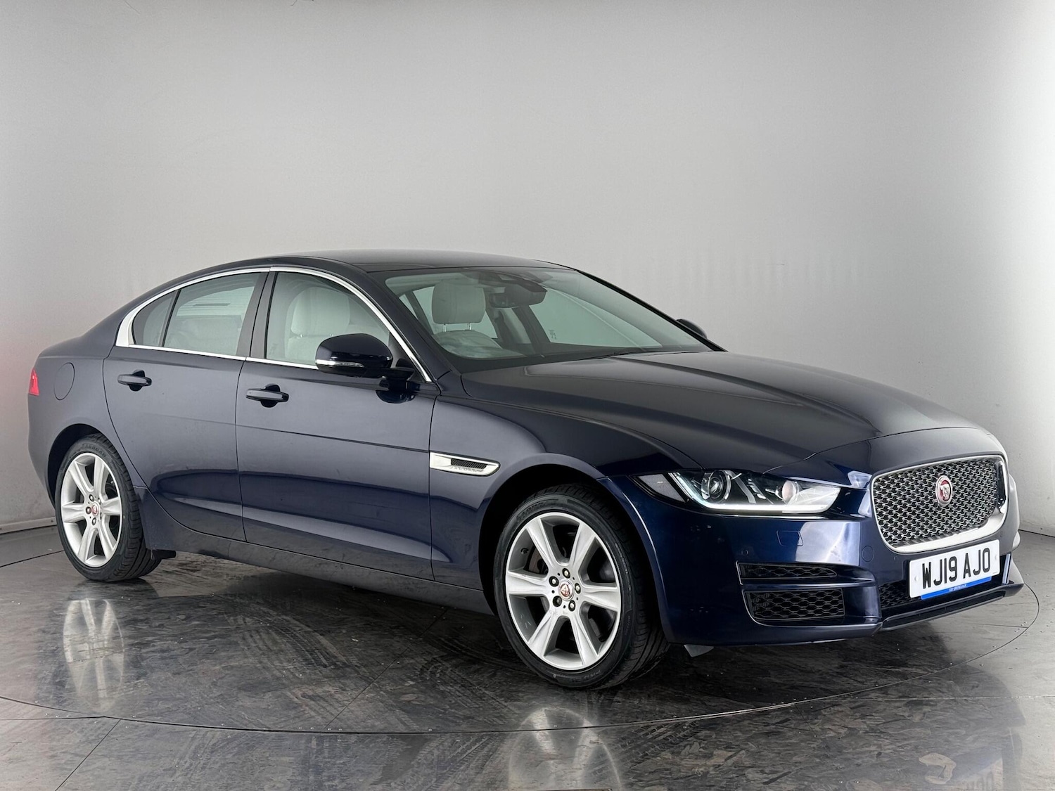 Used Jaguar XE 2019 for sale - 76467172: Photo 1
