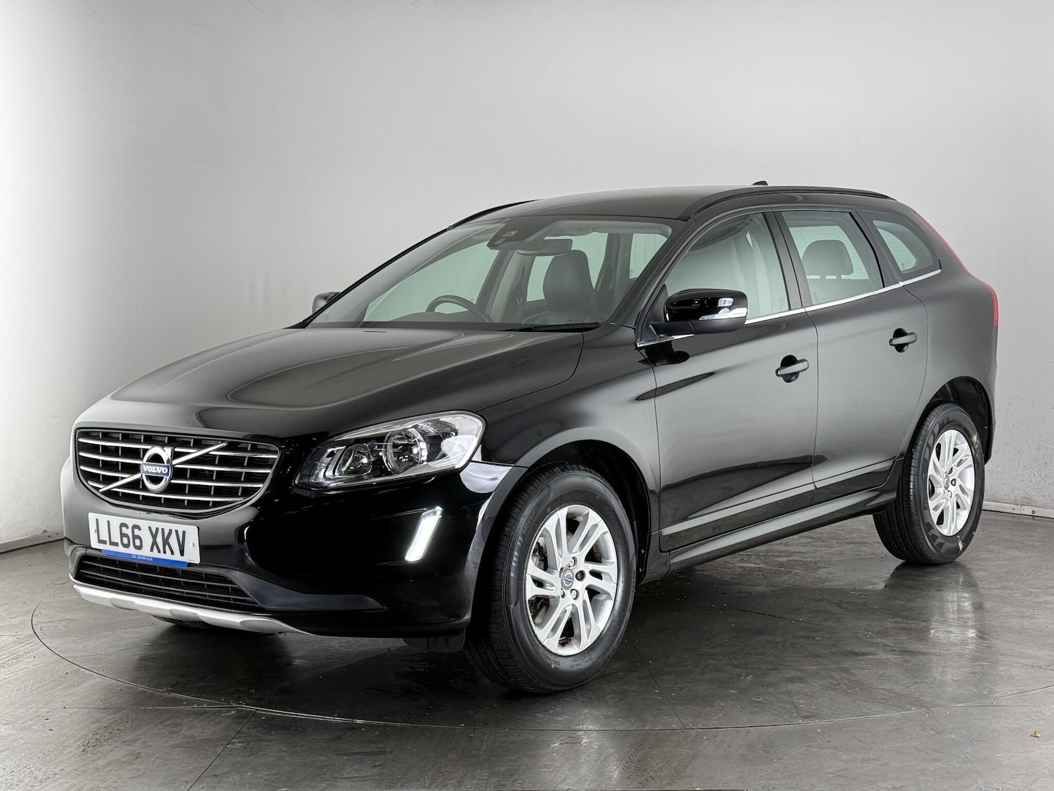 Used Volvo XC60 2017 for sale - 77260640: Photo 2