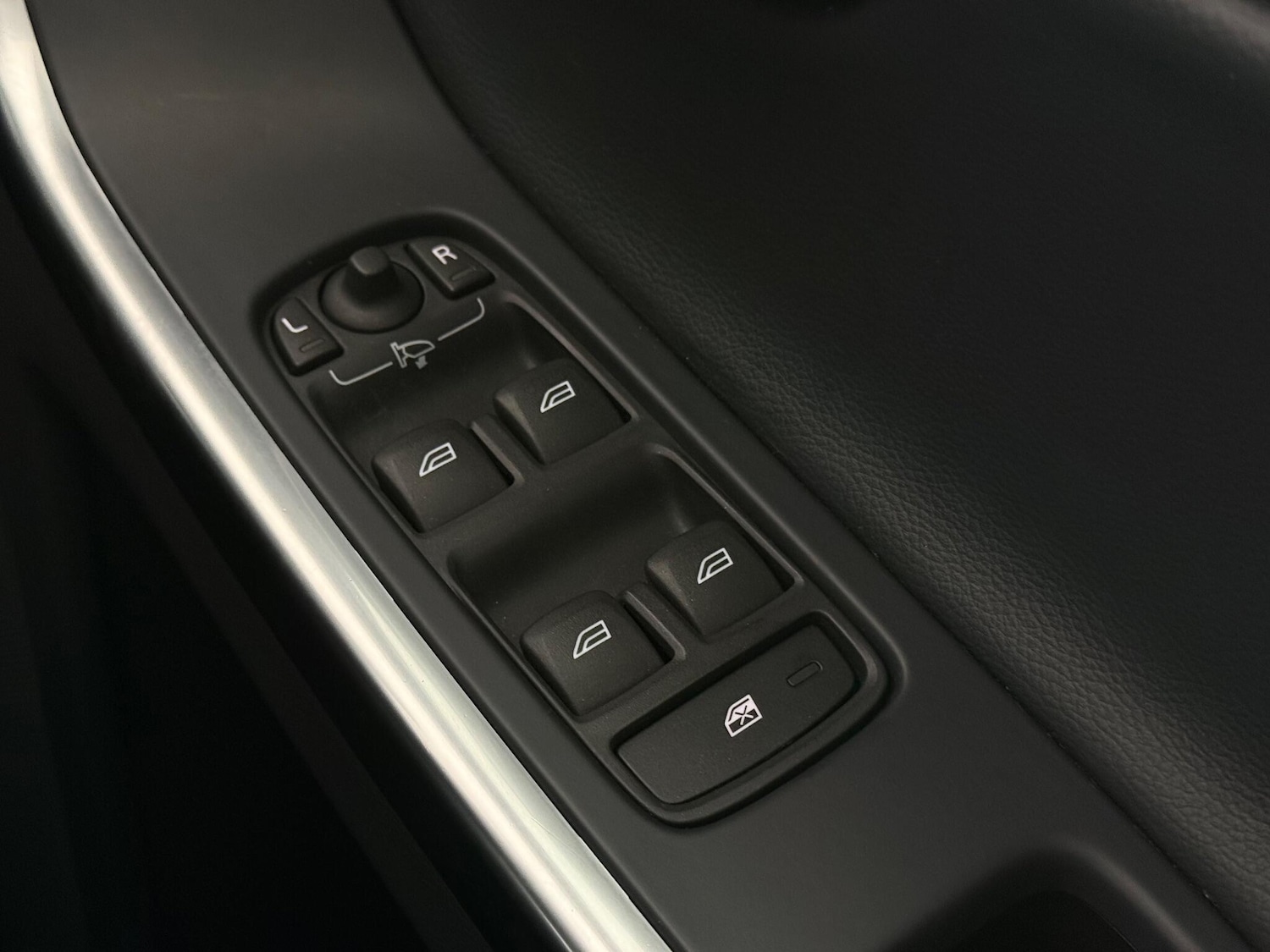 Used Volvo XC60 2017 for sale - 77260640: Photo 24