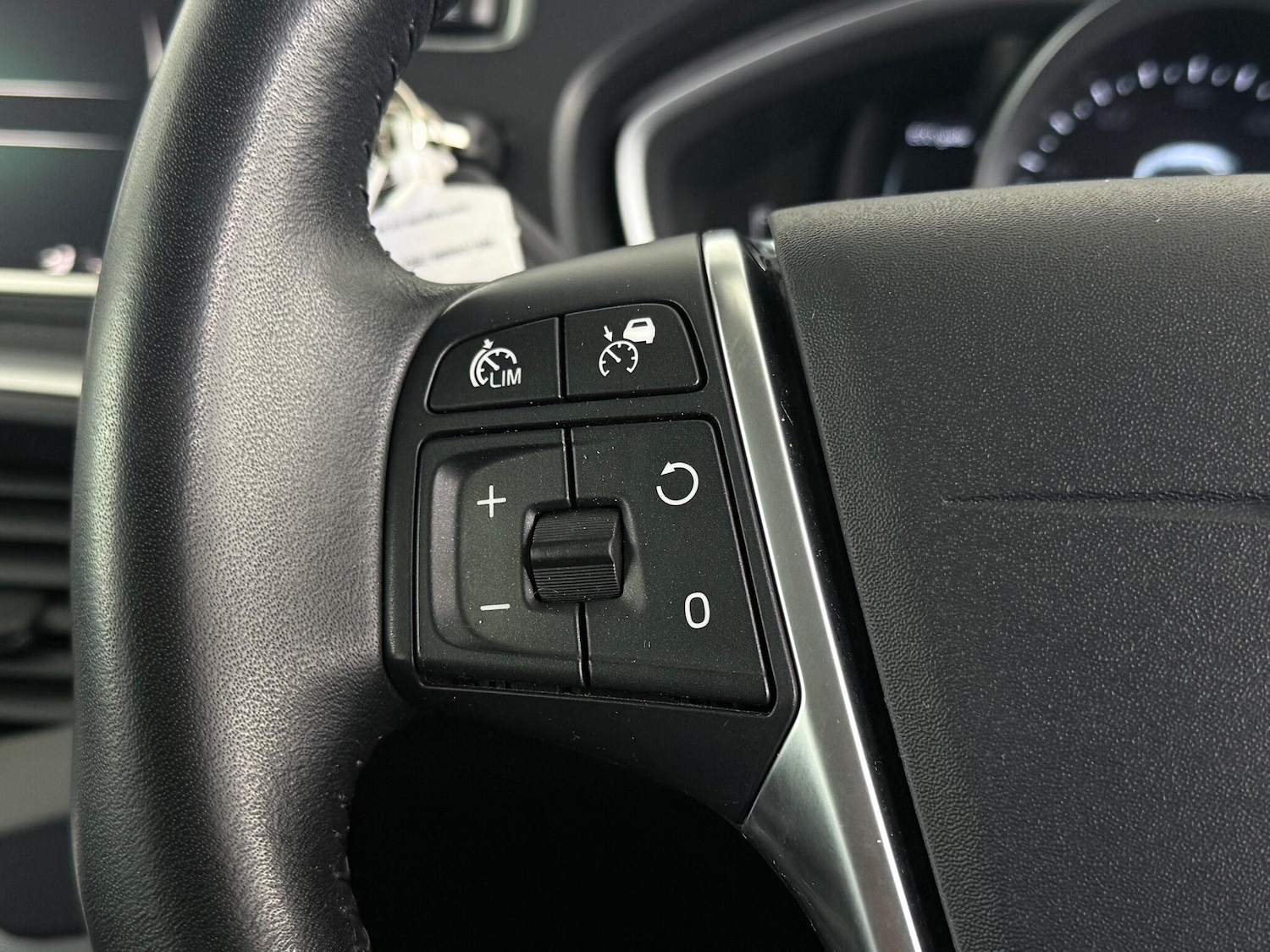 Used Volvo V40 2019 for sale - 76467493: Photo 25