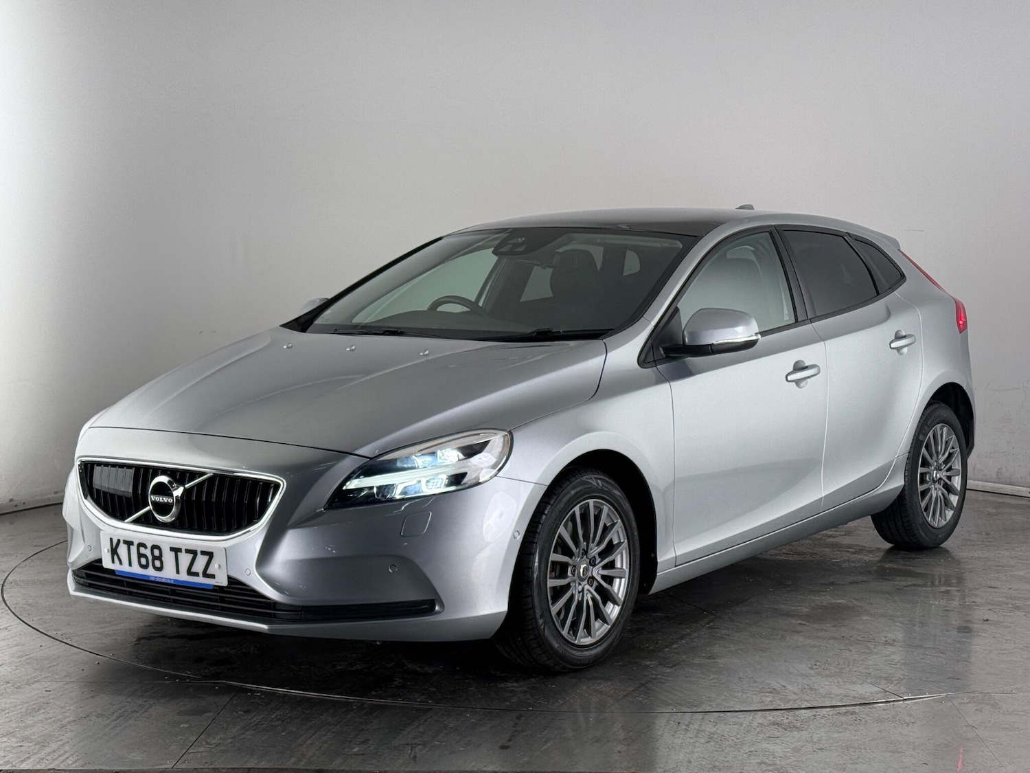 Used Volvo V40 2019 for sale - 76467493: Photo 3