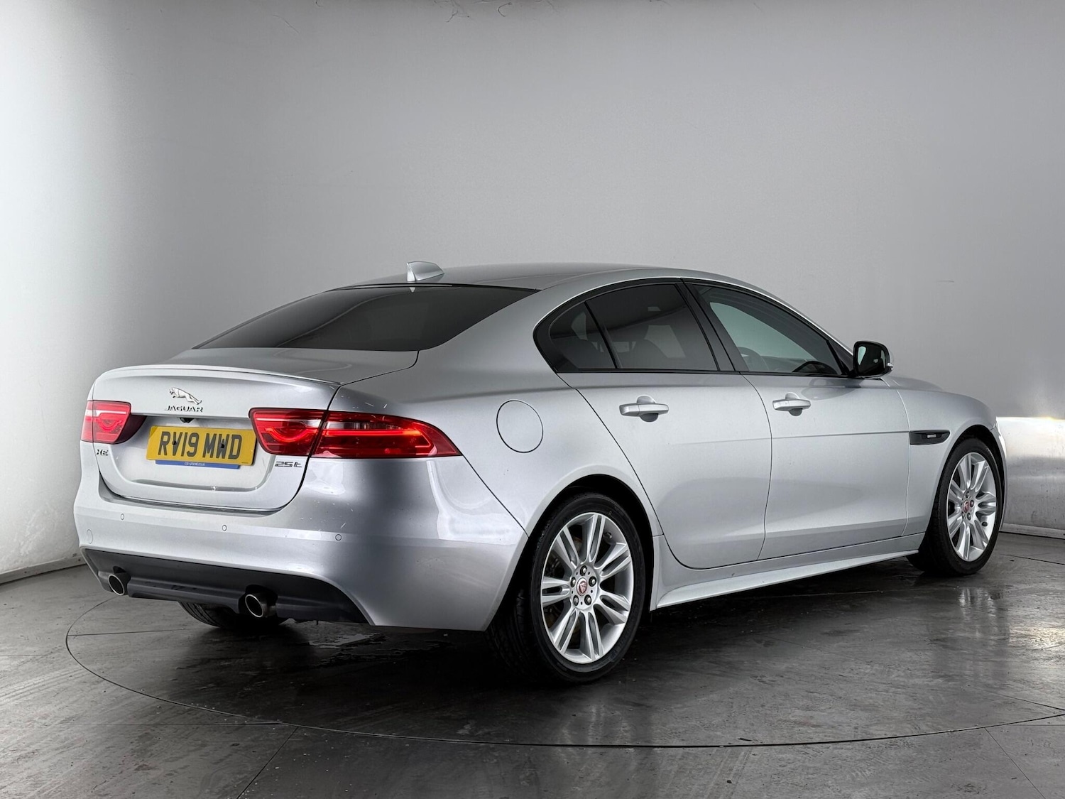 Used Jaguar XE 2019 for sale - 77221871: Photo 3